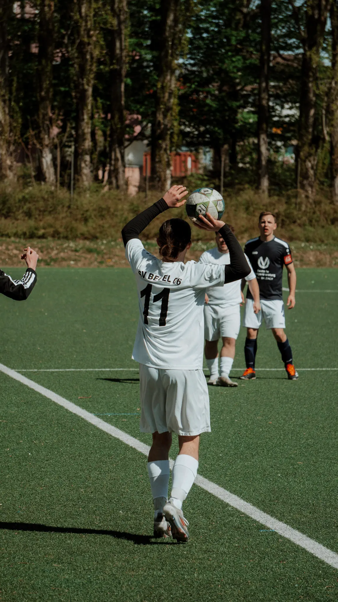 Fußballspieler des SV Beuel 06 beim Einwurf während eines Spiels – Sportfotografie von L’Étoile Visuals, festgehalten auf dem Spielfeld