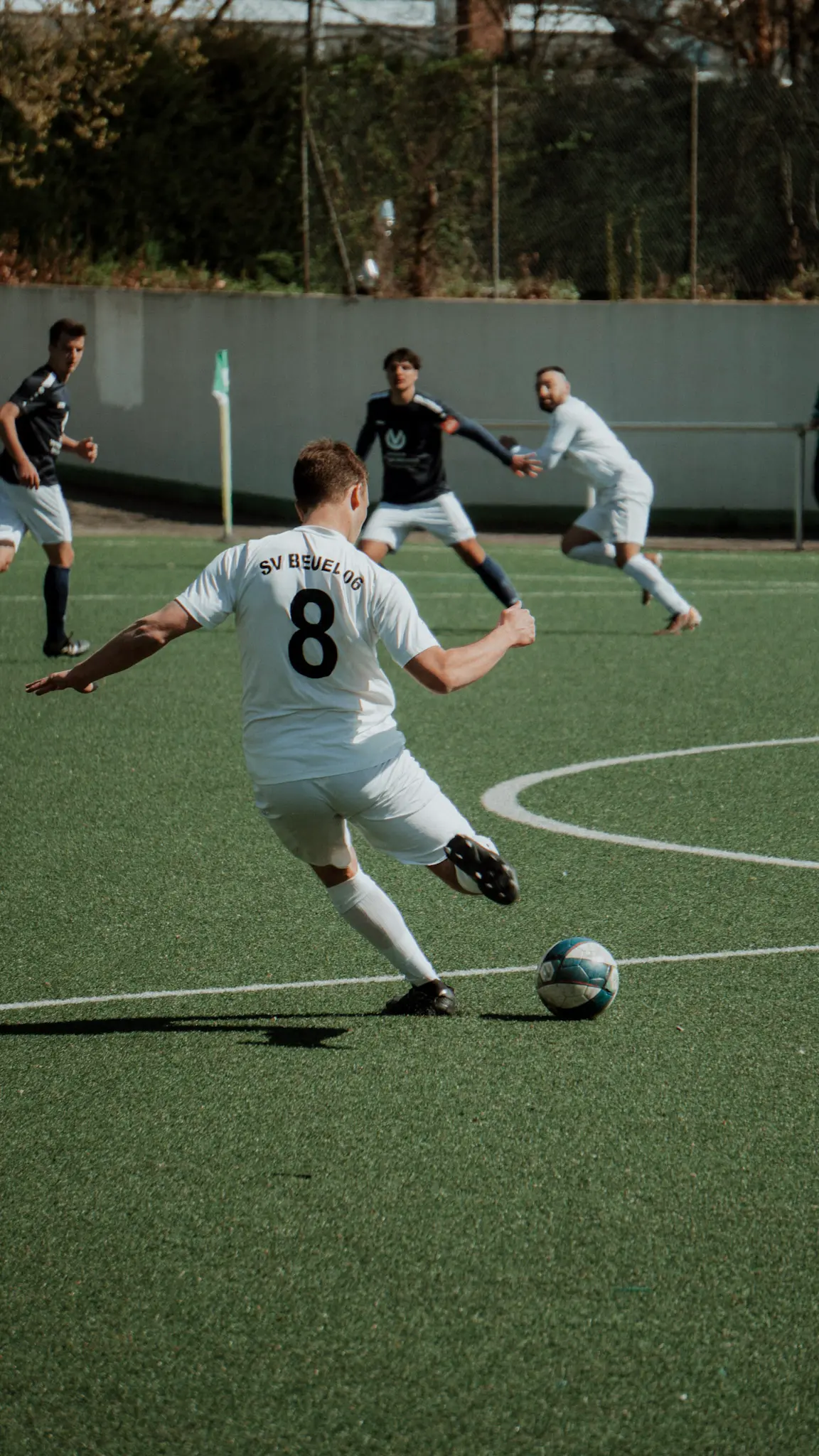 Fußballspieler des SV Beuel 06 beim Schuss auf das Tor – dynamische Actionaufnahme von L’Étoile Visuals während eines Spiels