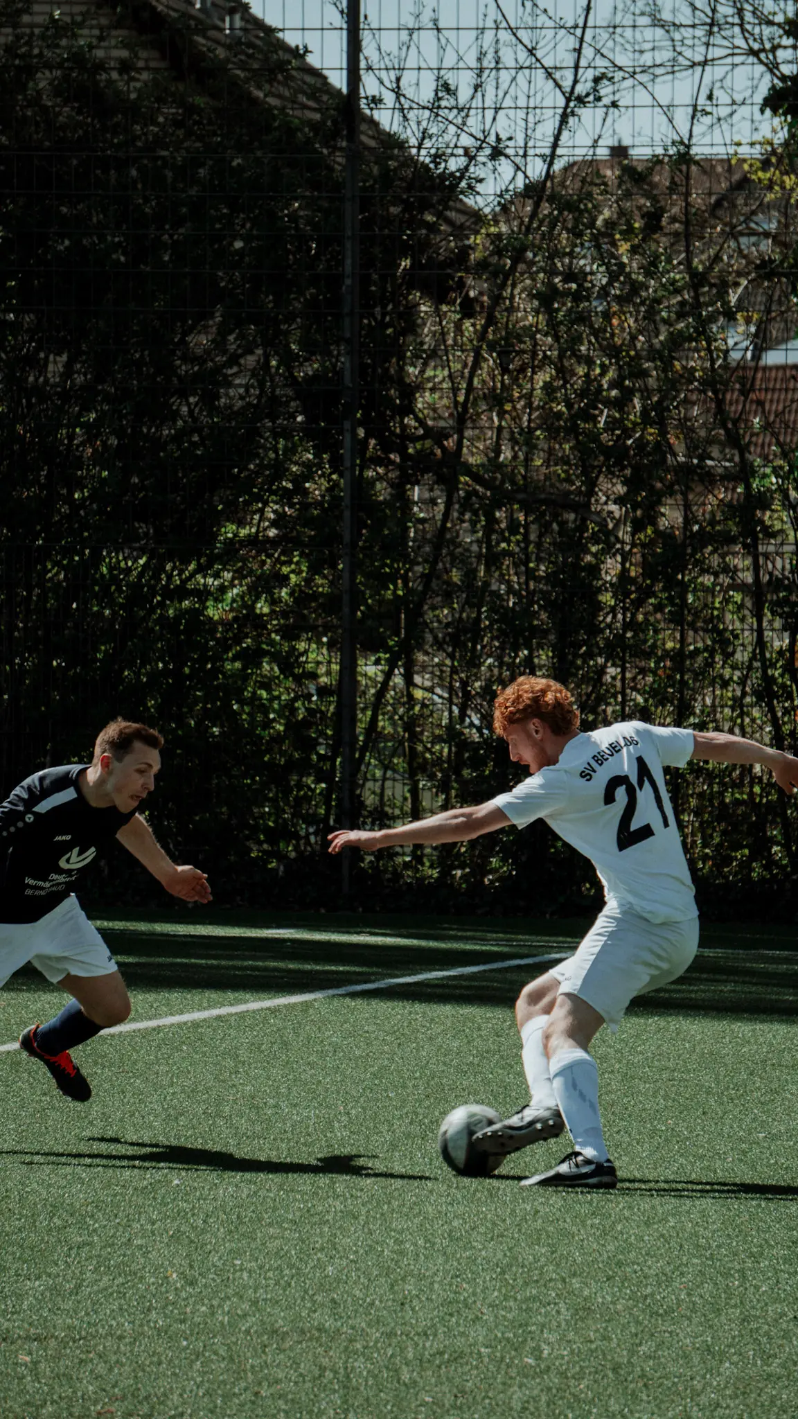 Fußballspieler des SV Beuel 06 im Zweikampf um den Ball während eines Spiels – Actionaufnahme von L’Étoile Visuals