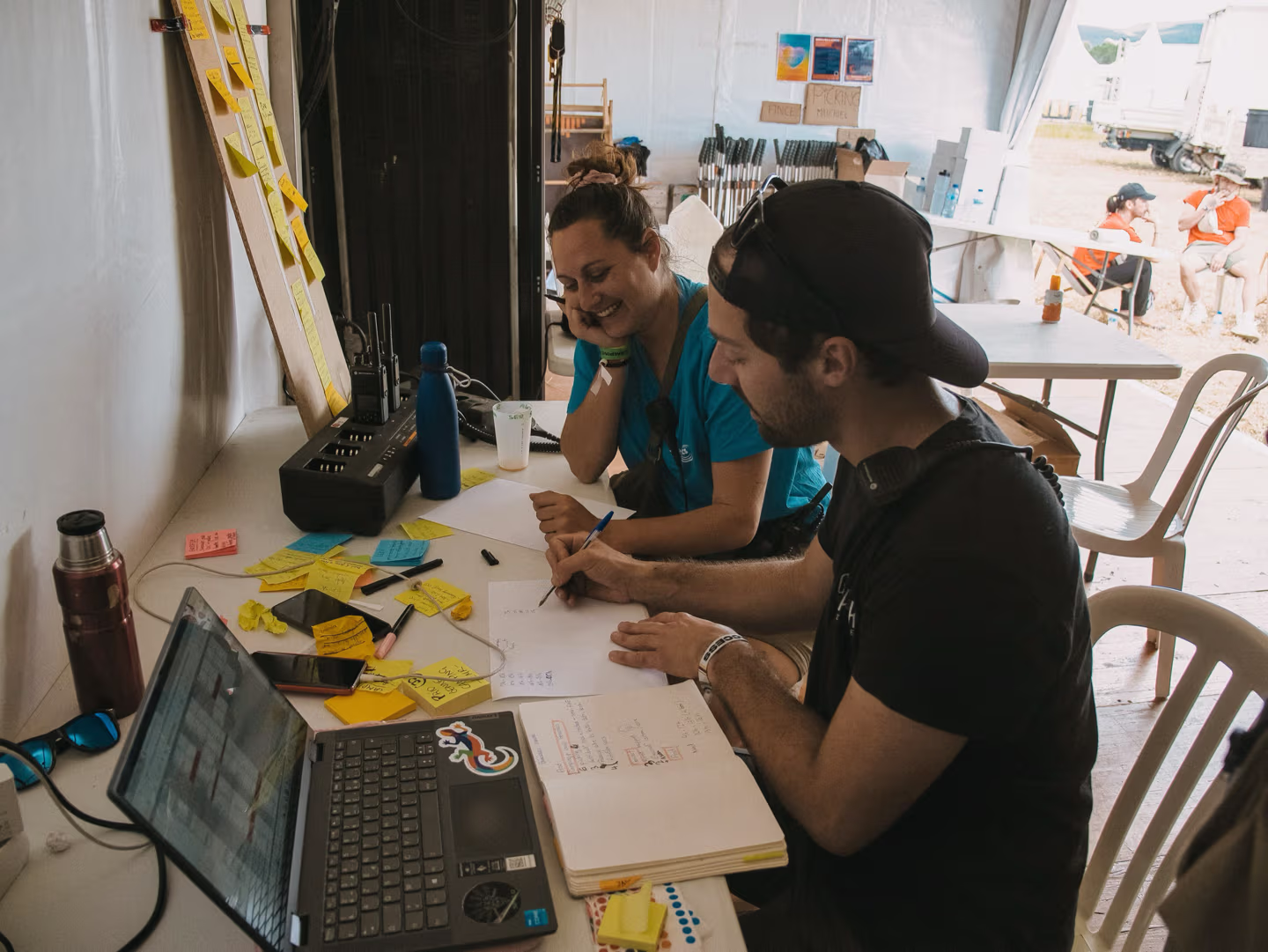 Deux personnes en train de travailler.
