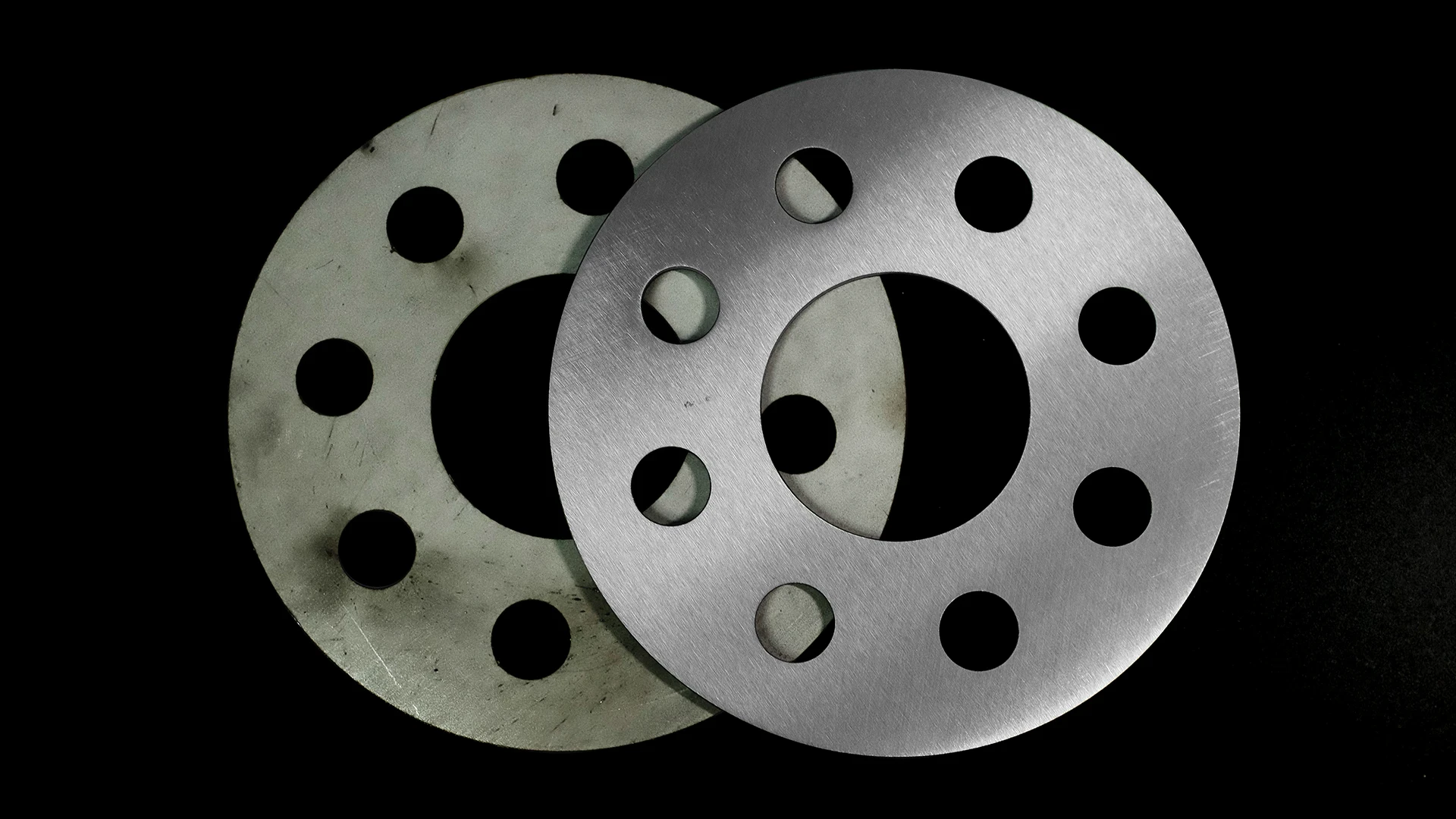 A before and after workpiece comparison showing the result of deburring and de-oxidezing