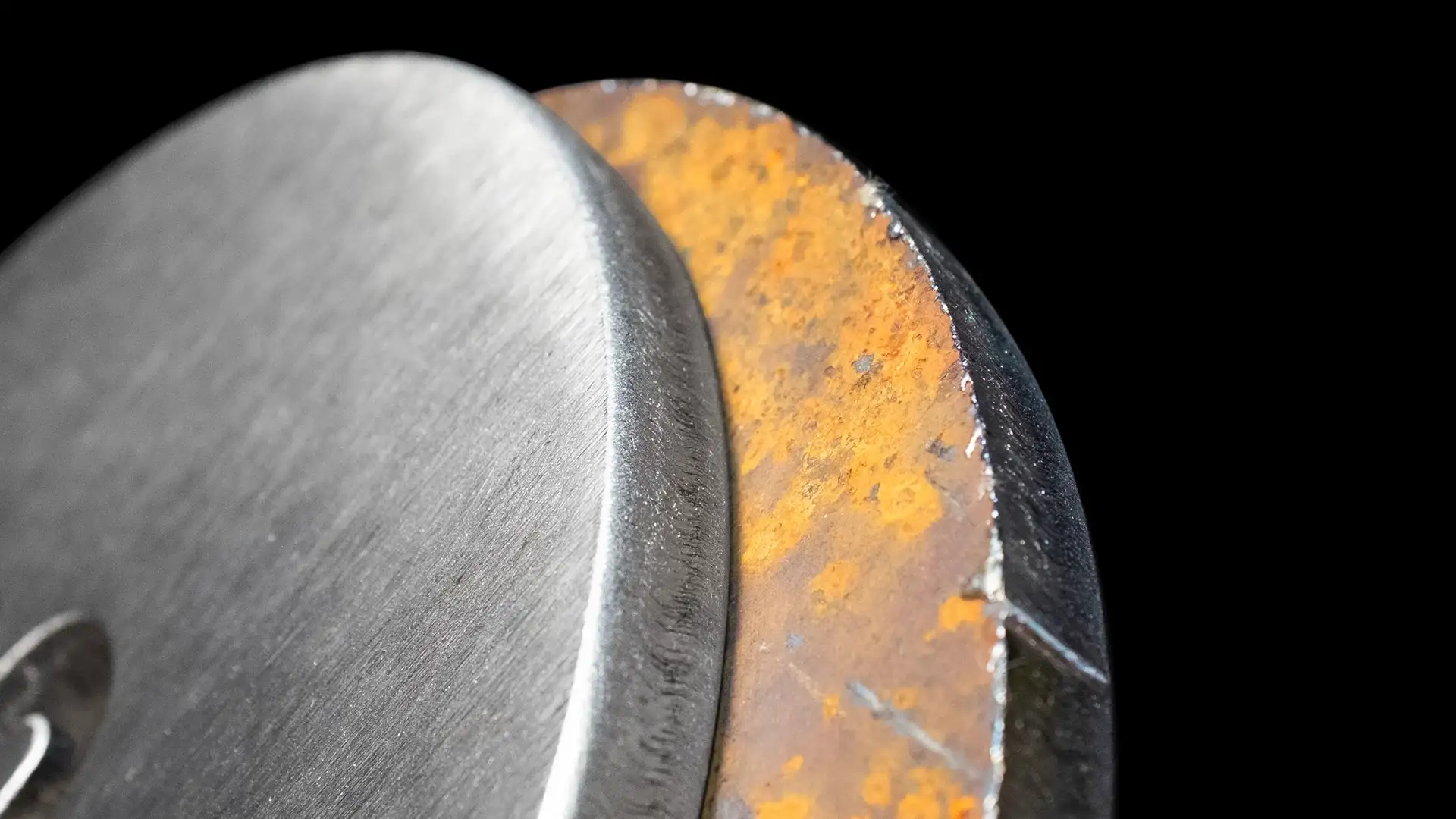 Uma comparação do antes e do depois de peças de trabalho de aço carbono espesso