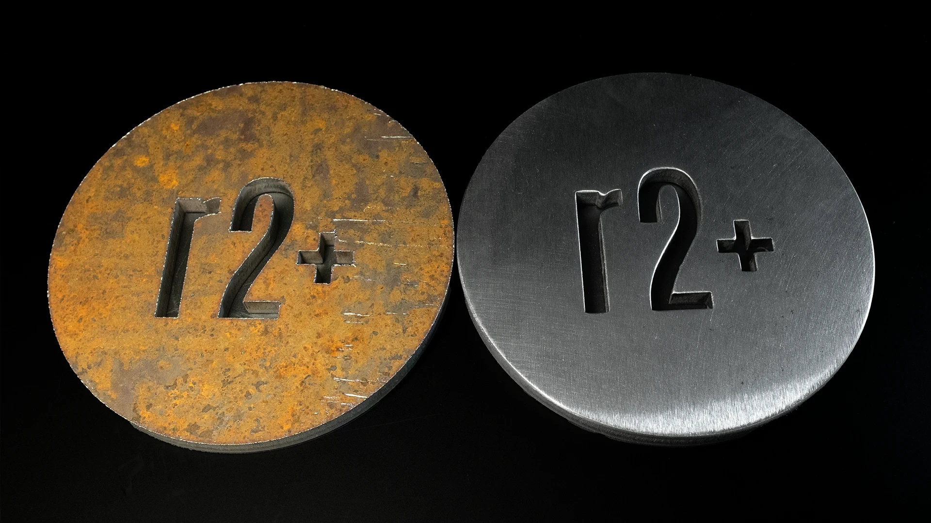 A comparison between a processed workpiece and one without being processed, showing the great results of deburring, de-oxidizing, and surface grinding.