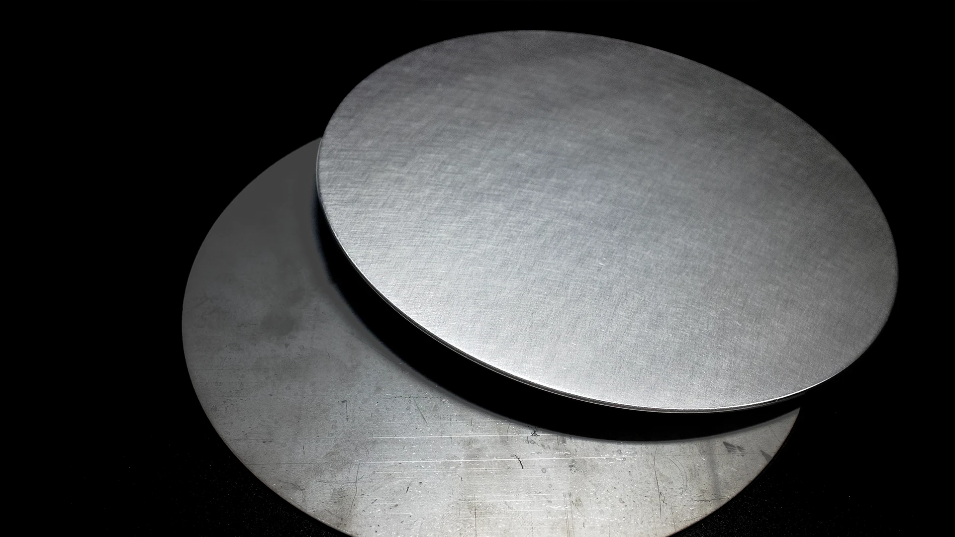 A before and after comparison between 2 workpieces show the perfect surface grinding capabilities of the FabGo solution