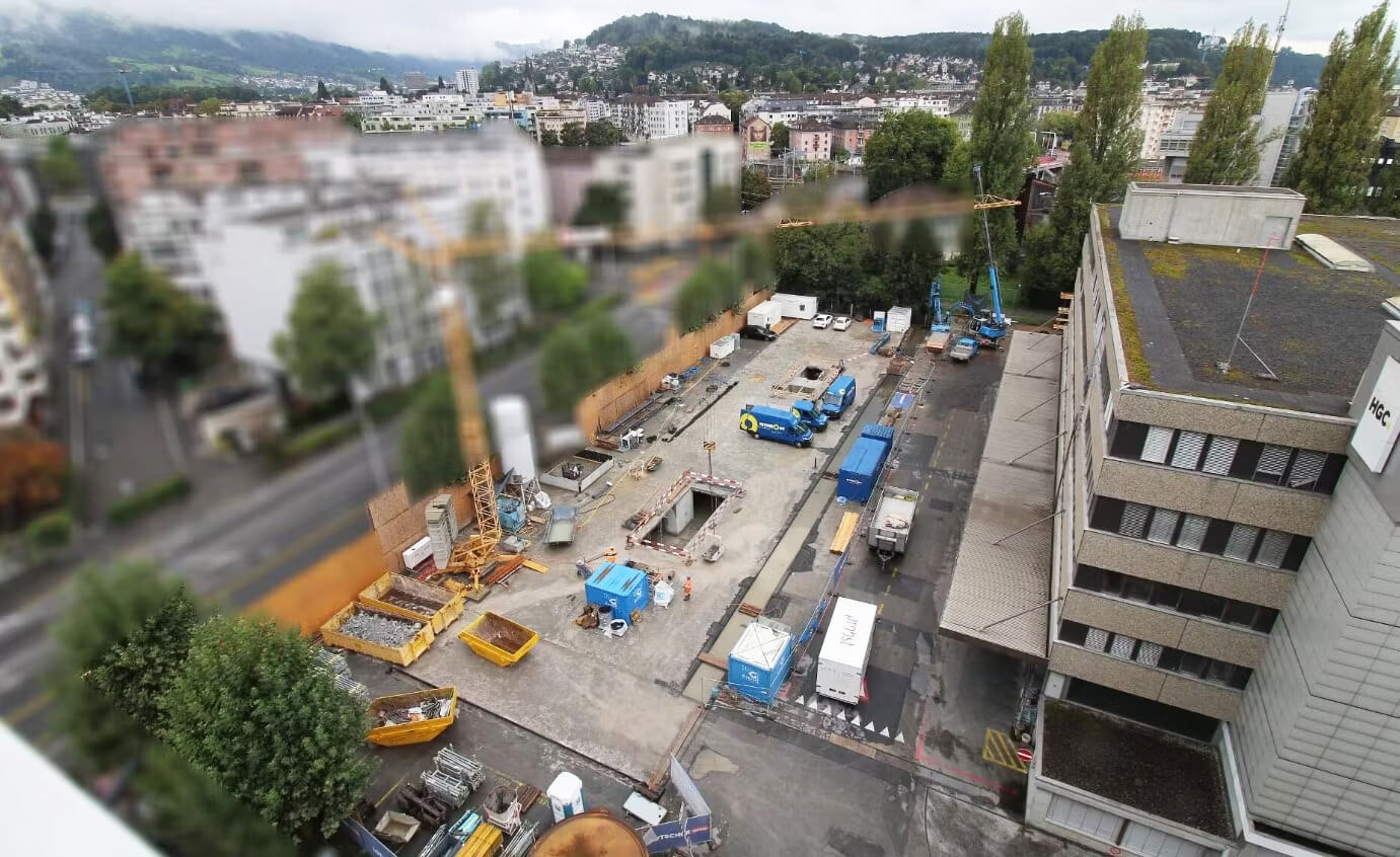 Der Rückbau ist abgeschlossen und das Baufeld bereit für die nächsten Schritte. Mit der ersten Pfahlbohrung unter der Bodenplatte hat die eigentliche Bauphase offiziell begonnen und es wird alle vorbereitet für das Fundament des Hotel 6000.