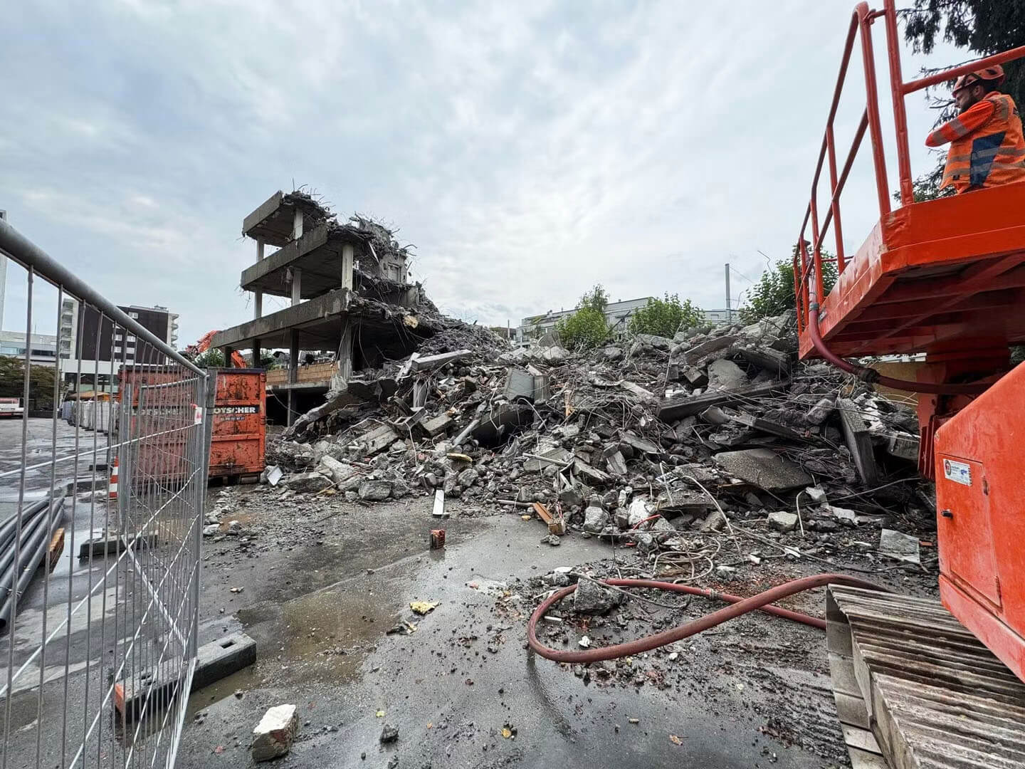 Die Rückbauarbeiten stehen kurz vor dem Abschluss. Es müssen nur noch wenige Gebäudeteile entfernt werden um mit der Bauphase starten zu können.