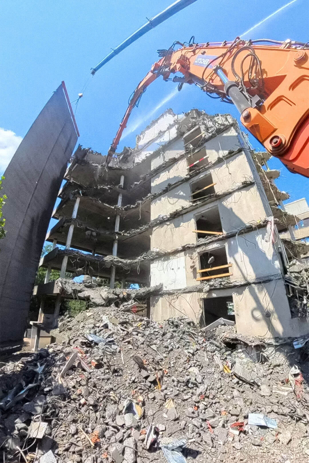 Der Rückbau läuft auf Hochtouren. Glücklicherweise spielt das Wetter mit, was den Abbruch-Fortschritt begünstigt.