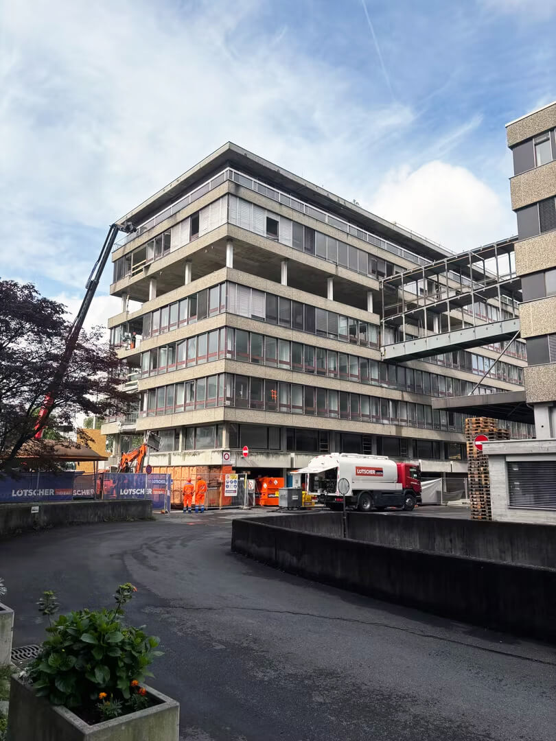 Heute hat die Entfernung des Bestandsgebäudes begonnen. Damit ist der Startschuss für den Bau des Hotel 6000 offiziell gefallen.