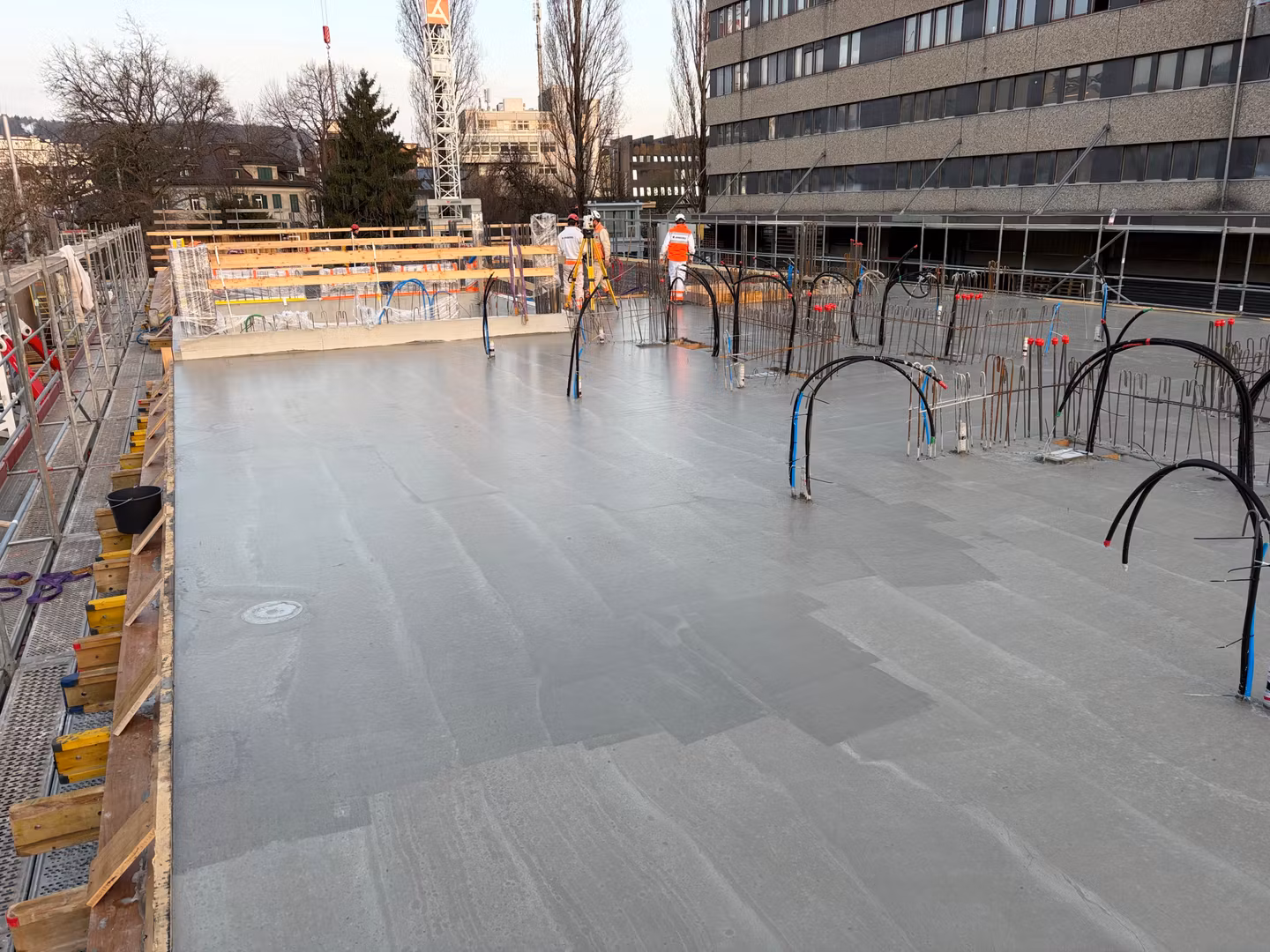 Ein wichtiger Meilenstein ist erreicht: Der Grossteil der Wände im Erdgeschoss sowie die Decke darüber sind erfolgreich betoniert.
Im 1. Obergeschoss haben die Arbeiten bereits begonnen – die ersten Wände entstehen, und sämtliche benötigten Materialien sind vor Ort. Auch das Wetter zeigt sich aktuell von seiner besten Seite und unterstützt den zügigen Baufortschritt.
Mit jedem weiteren Schritt wächst das neue Hotel sichtbar in die Höhe.