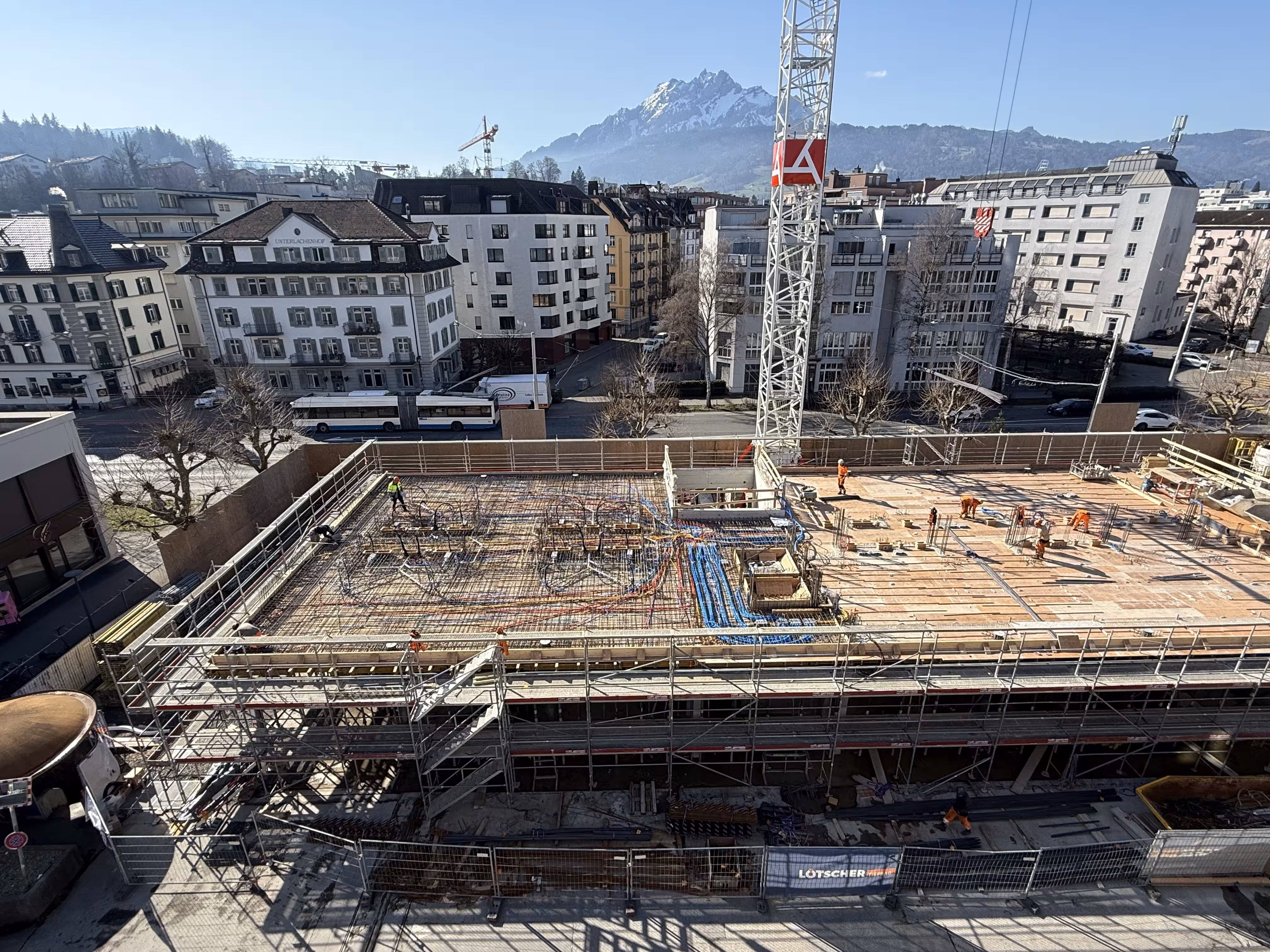 Im Untergeschoss sind die Betonwände nun vollständig fertiggestellt – ein weiterer wichtiger Schritt im Rohbau.
Gleichzeitig haben die Schalungsarbeiten über dem Erdgeschoss begonnen. Auch die Betonelementtreppen zwischen Unter- und Erdgeschoss wurden erfolgreich eingesetzt und verbinden die Geschosse nun sichtbar miteinander.
Die Abdichtungsarbeiten im Untergeschoss sind weitgehend abgeschlossen, sodass der Bau planmässig weiter in die Höhe wachsen kann. 