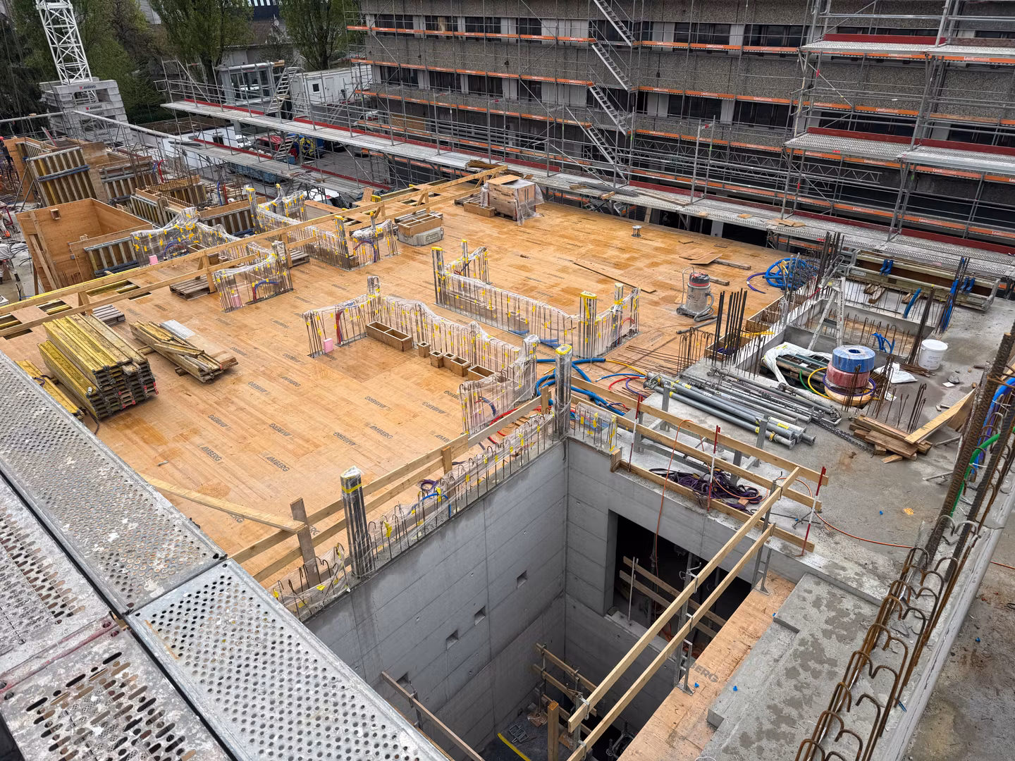 Die Decke über dem Erdgeschoss ist vollständig betoniert – damit ist das erste Geschoss erfolgreich abgeschlossen. Aktuell laufen noch letzte Feinarbeiten wie Betonkosmetik, während im 1. Obergeschoss bereits sämtliche Wände fertiggestellt sind. Im 2. Obergeschoss haben die Arbeiten ebenfalls begonnen und die nächsten Wände entstehen Schritt für Schritt. Parallel dazu sind im Untergeschoss die Bohr- und Trennarbeiten in vollem Gange. Der Bau gewinnt zunehmend an Höhe und Struktur.