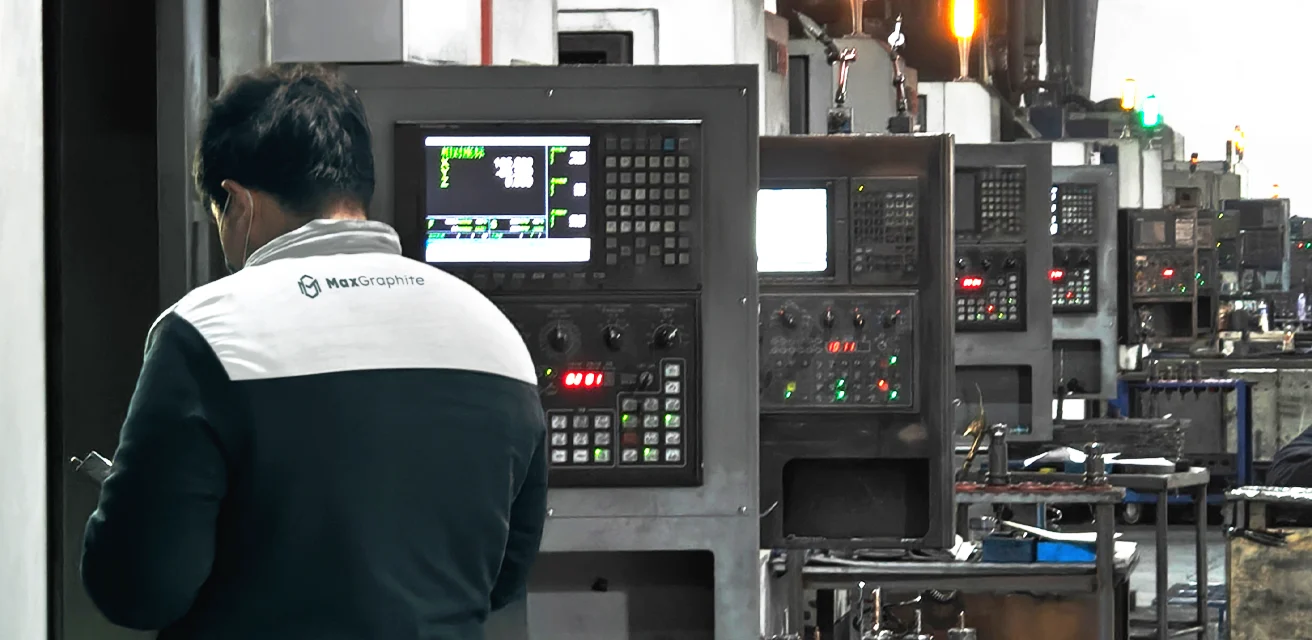 Die Fabrik von Max Graphite zeigt einen Haufen Graphitbrocken.