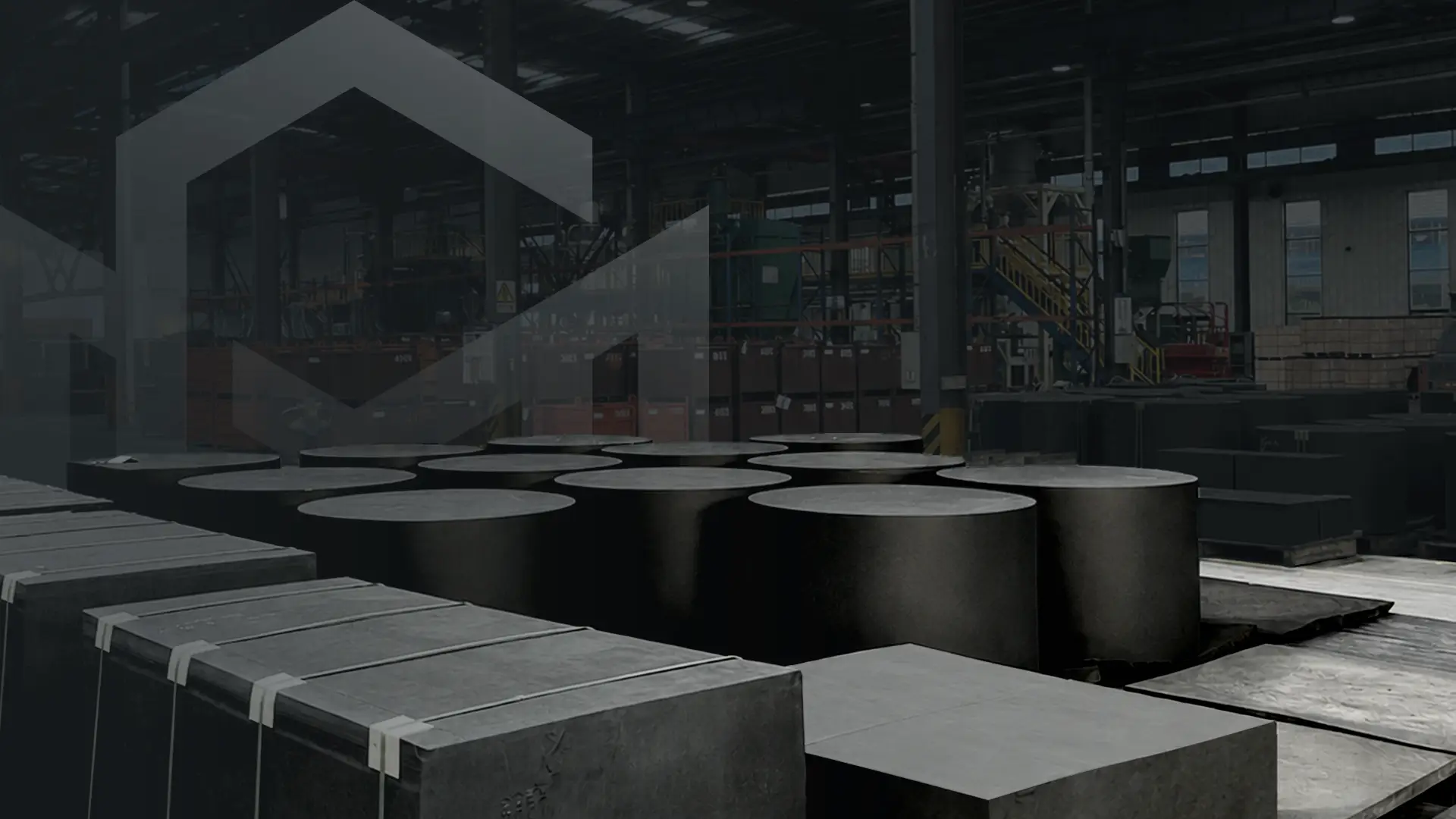 Bloques y piezas de grafito isostático cuidadosamente dispuestos en la fábrica de Max Graphite.