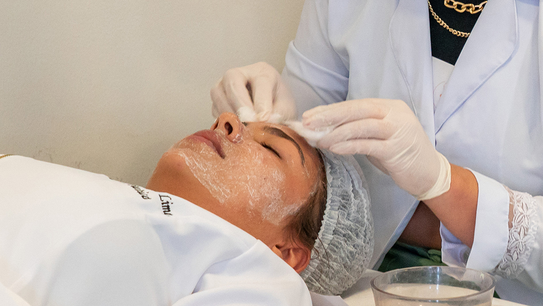 Alunos em procedimento estético