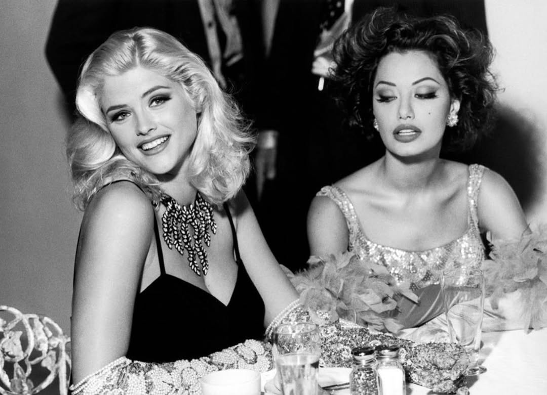 Anna Nicole Smith & Sky Nellor recreating the iconic photo of Jayne Mansfield & Sophia Loren, 1992