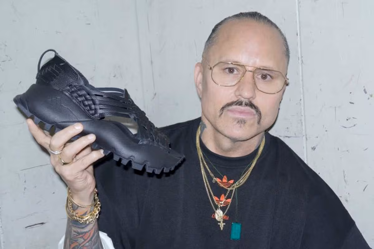 Fashion designer Willy Chavarría, in a photo shared on his social media, wonders how a single shoe could have caused him so much trouble.