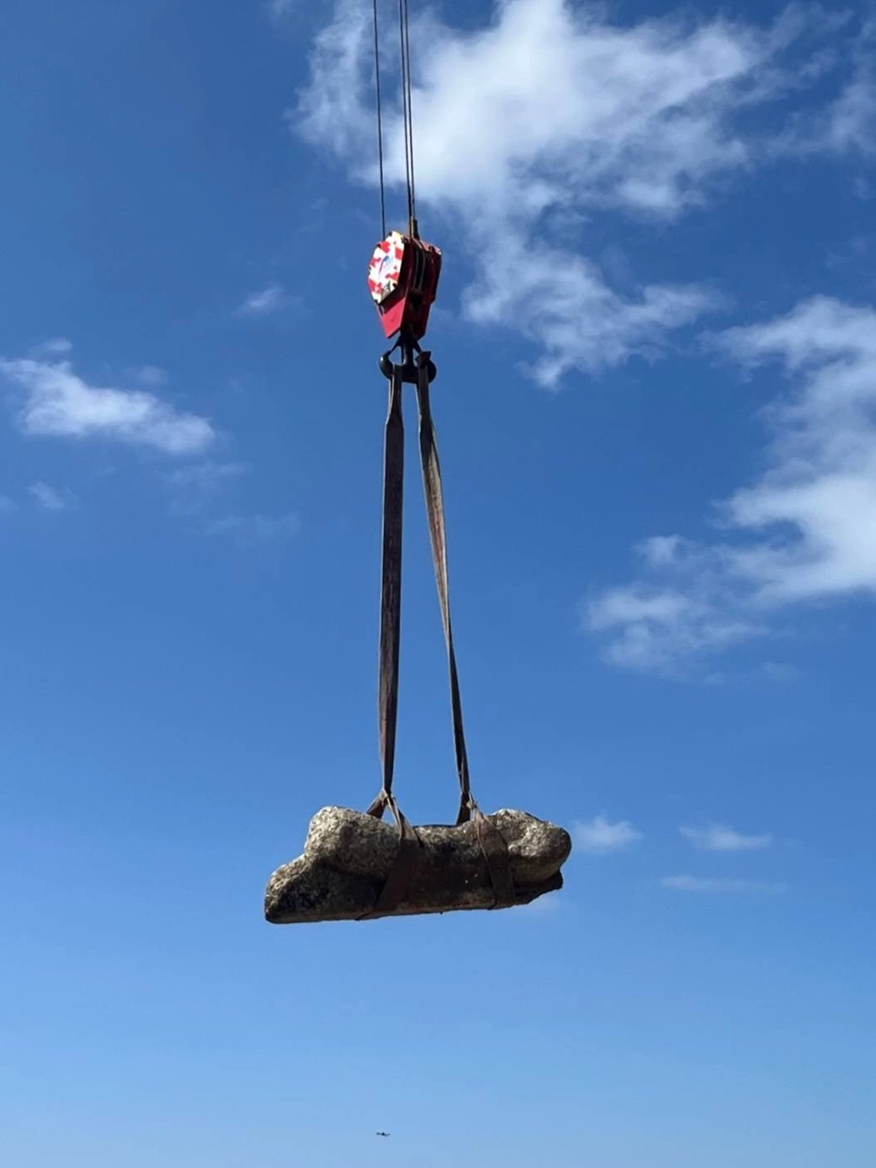 The discovery, retrieved with cranes and divers, includes statues from the Ptolemaic and Roman periods, as well as sphinxes and pieces linked to Ramses II. Yet much of the site will remain beneath the water as part of the underwater heritage.