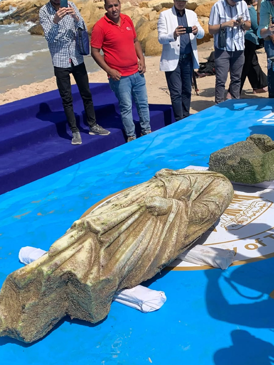 The discovery, retrieved with cranes and divers, includes statues from the Ptolemaic and Roman periods, as well as sphinxes and pieces linked to Ramses II. Yet much of the site will remain beneath the water as part of the underwater heritage.