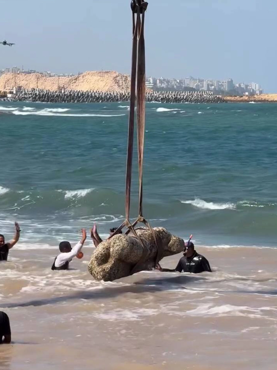 The discovery, retrieved with cranes and divers, includes statues from the Ptolemaic and Roman periods, as well as sphinxes and pieces linked to Ramses II. Yet much of the site will remain beneath the water as part of the underwater heritage.