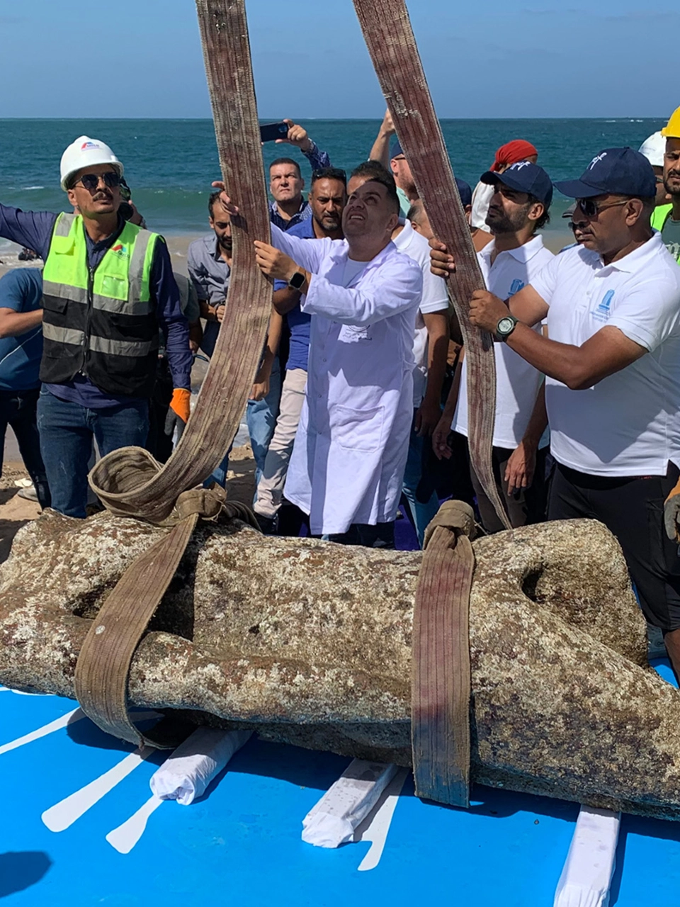The discovery, retrieved with cranes and divers, includes statues from the Ptolemaic and Roman periods, as well as sphinxes and pieces linked to Ramses II. Yet much of the site will remain beneath the water as part of the underwater heritage.