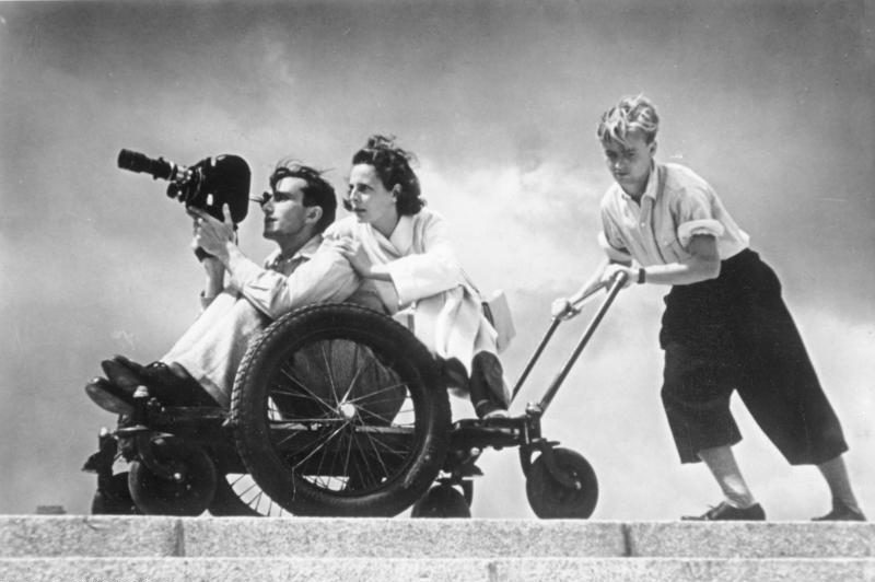 Leni Riefenstahl filming a difficult scene with the help of two assistants, 1936. Bundesarchiv Bild 146-1988-106-29, Leni Riefenstahl bei Dreharbeiten.
