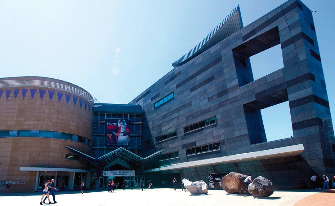 Te Papa Turns Away