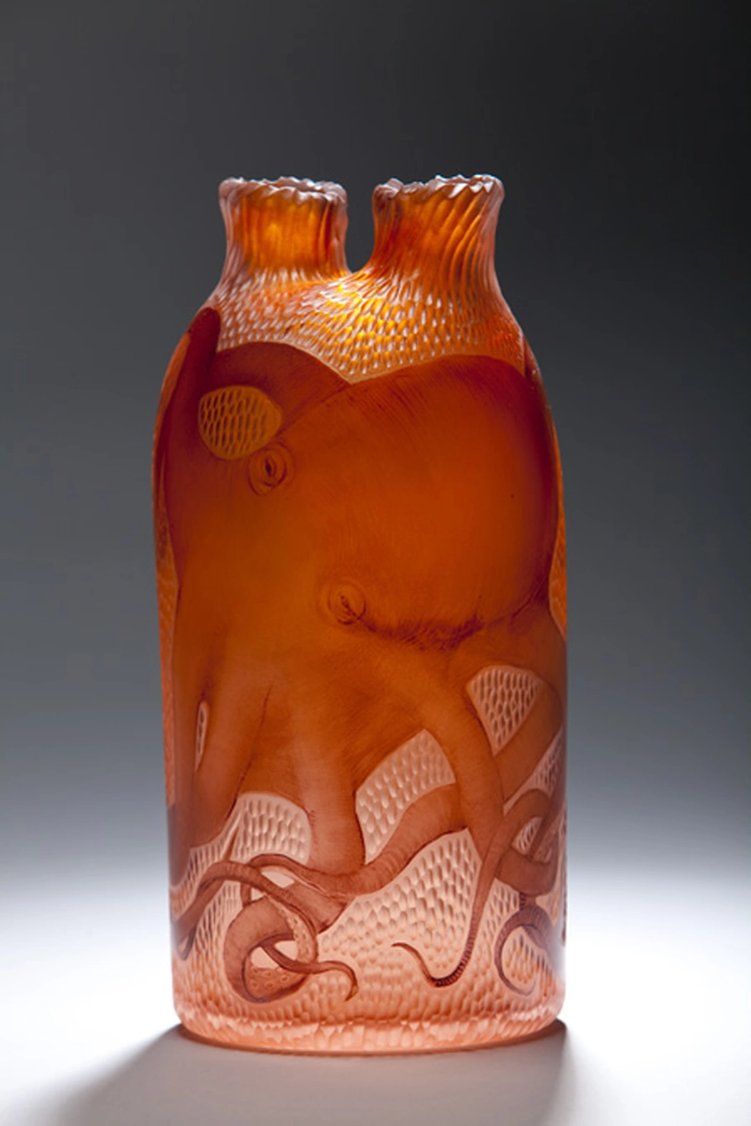 Steven Ramsey. Octopus bottle (aurora) (2011). Blown and engraved glass. 8” x 5” diam. Photo courtesy of Marta Hewett Gallery.