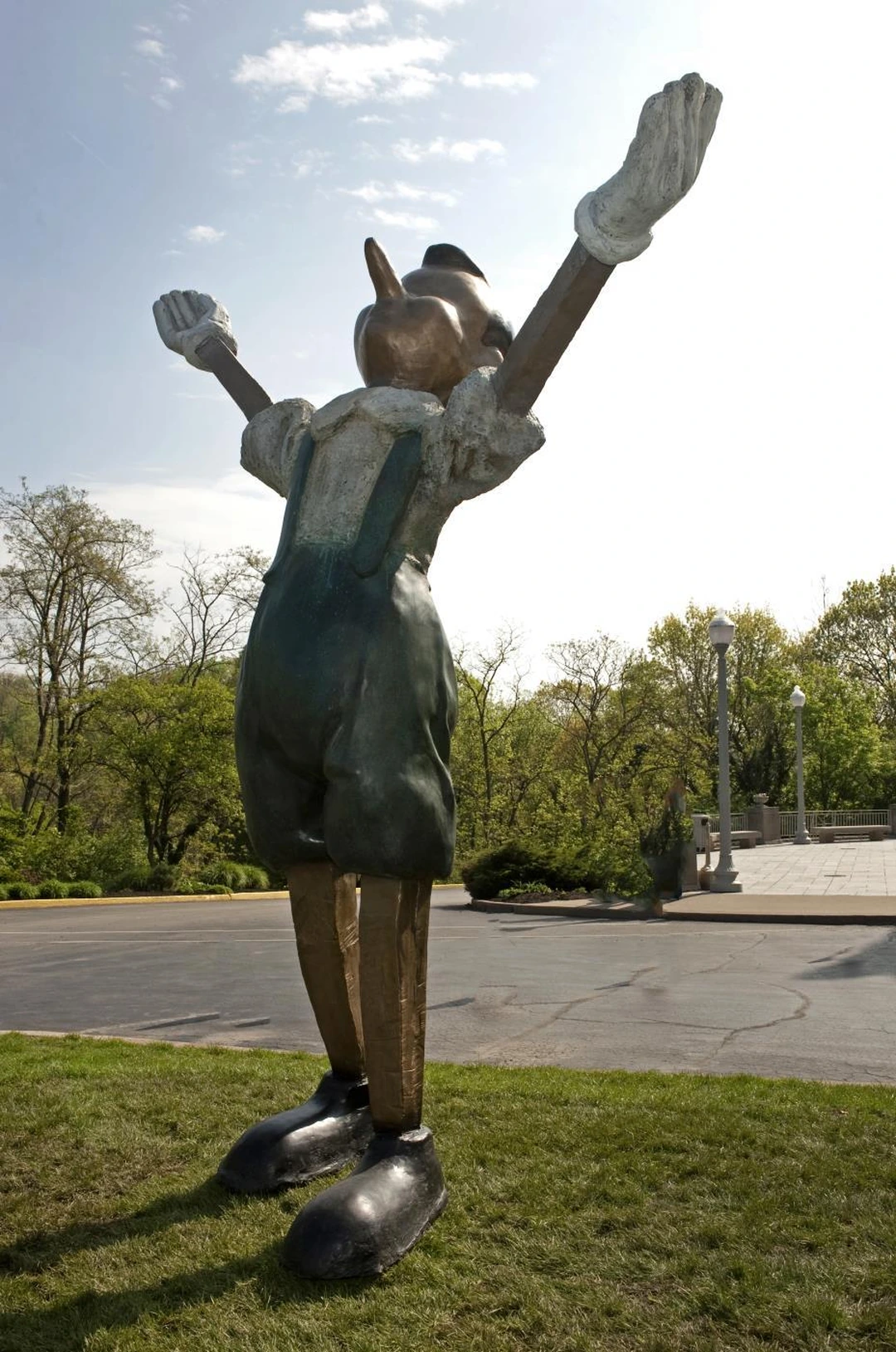 Jim Dine, Pinocchio (Emotional), 2007. Bronze sculpture outside the Cincinnati Art Museum.