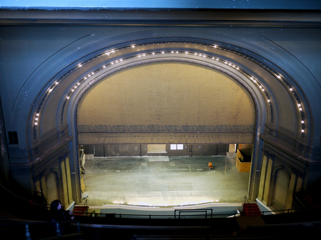 Interior of the Emery Theater, Cincinnati: proscenium arch with lights and empty stage. Photograph by 5chw4r7z, 30 October 2011, CC BY-SA 2.0. (Related image located during this archive’s reconstruction.)