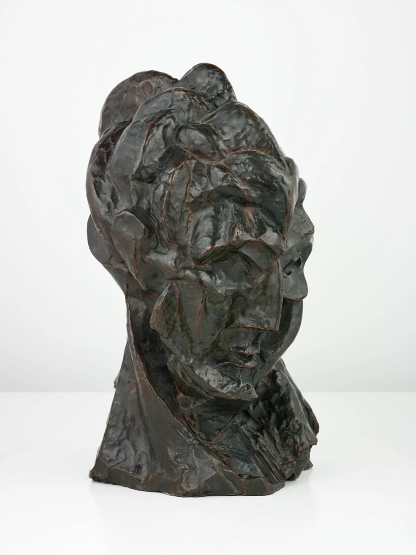 Bronze bust by Pablo Picasso with rough, faceted surfaces. Pablo Picasso, Head of a Woman (Fernande), 1909. Image from the Art Institute of Chicago.