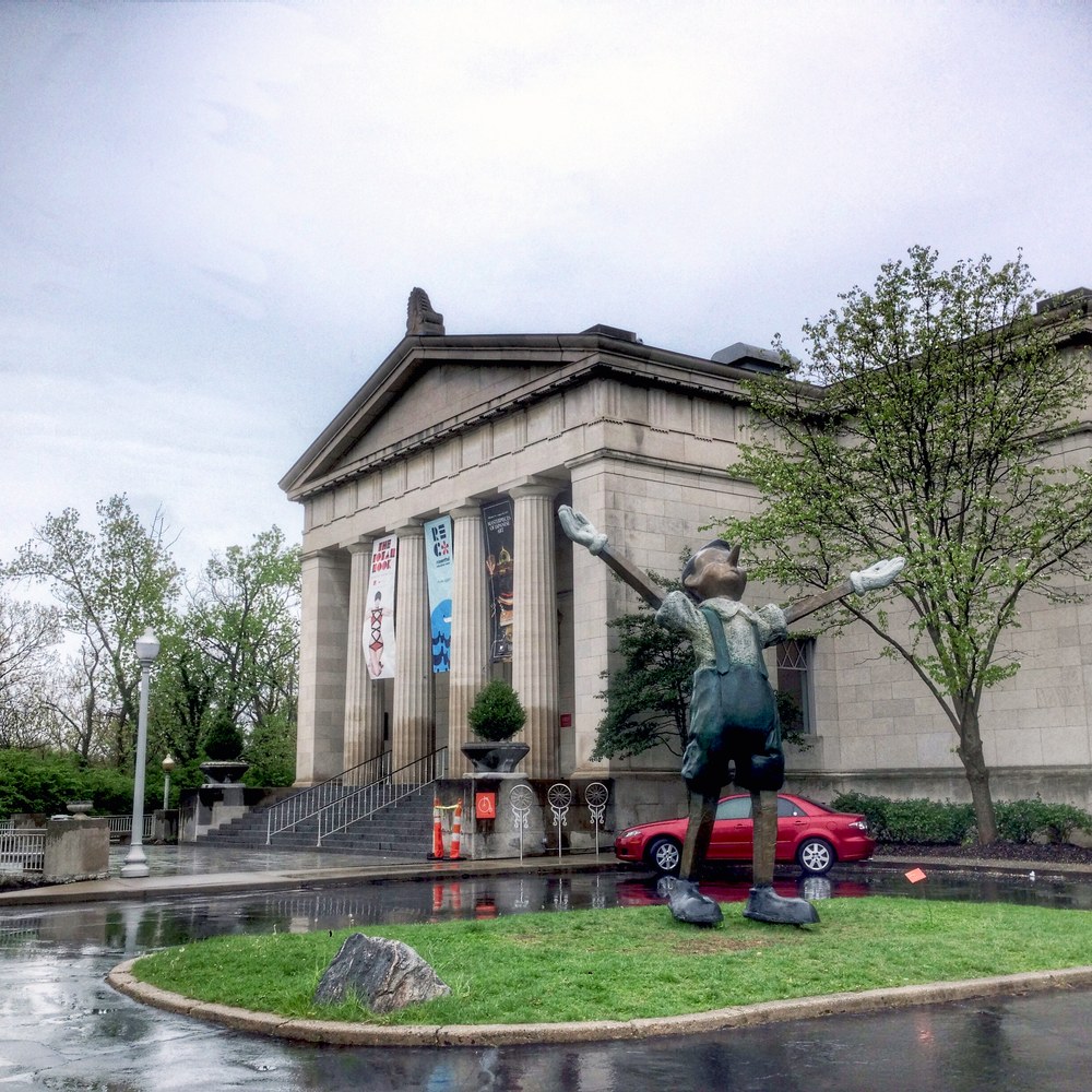 The Cincinnati Art Museum building in Eden Park, front entrance with columns.