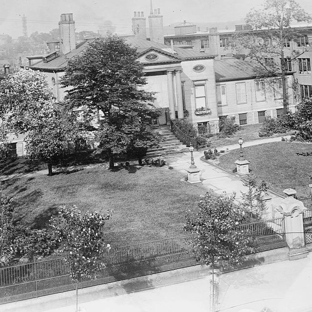 The Charles Phelps Taft house, now the Taft Museum of Art, seen from above in the early twentieth century, with its lawn, trees and iron fence on Pike Street.