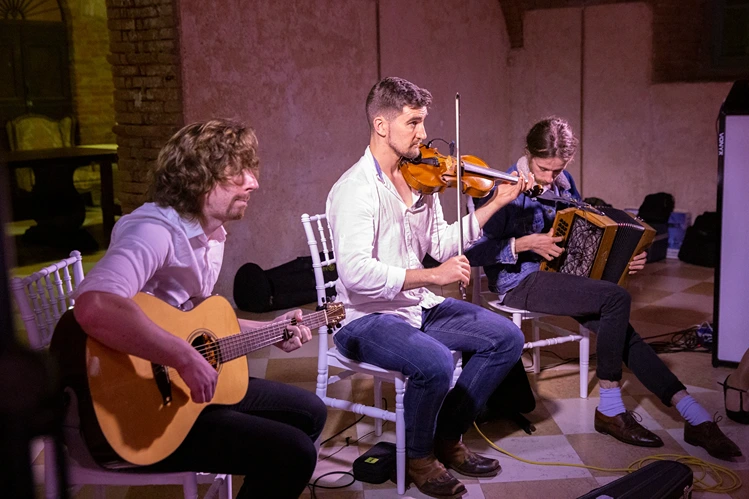 Live Band or Spotify Playlist? What Couples Don’t Realise Until It’s Too Late