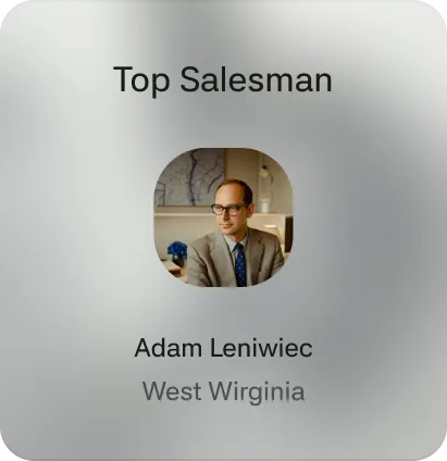 Top-Verkäufer Adam Leniwiec aus West Virginia mit Brille und Anzug.