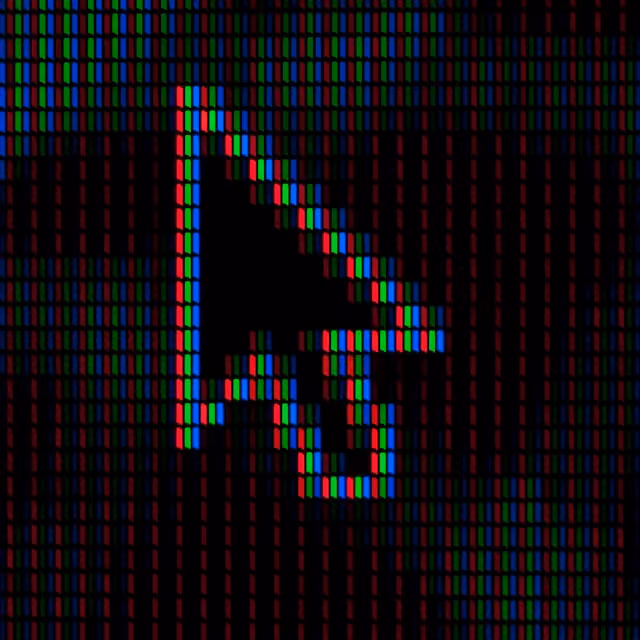 Nahaufnahme eines weißen Mauscursors auf einem digitalen Bildschirm mit RGB-Pixeln.