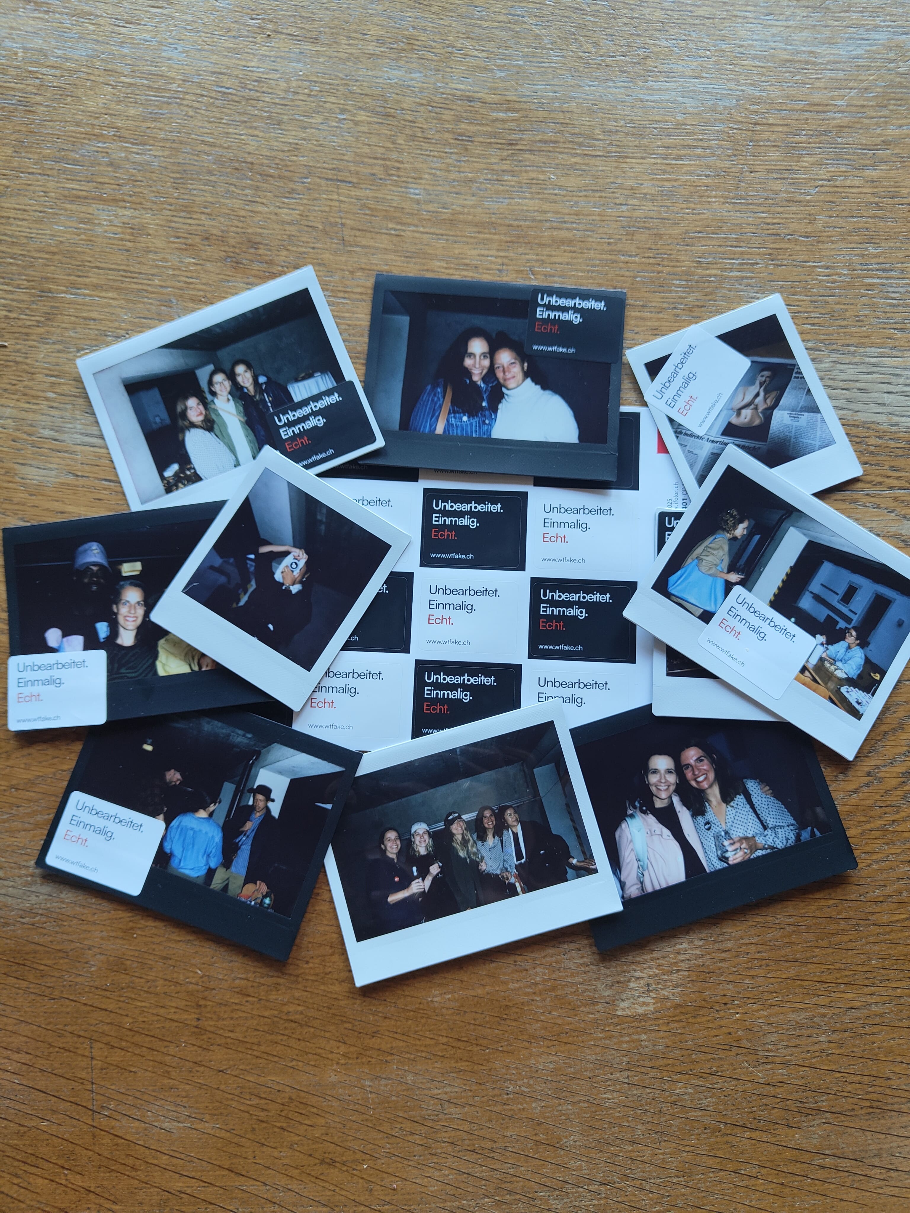 Mehrere Polaroid-Fotos mit Gruppen von Menschen auf einem Holztisch, einige Aufkleber mit Text.