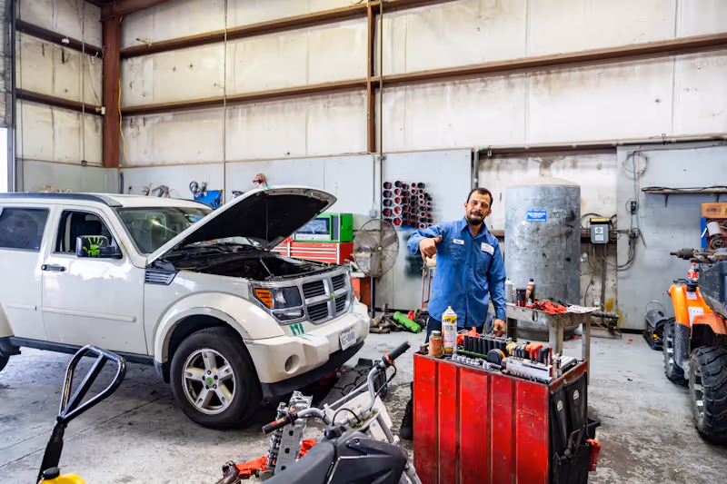 Mechanic providing auto repair in Houston, TX