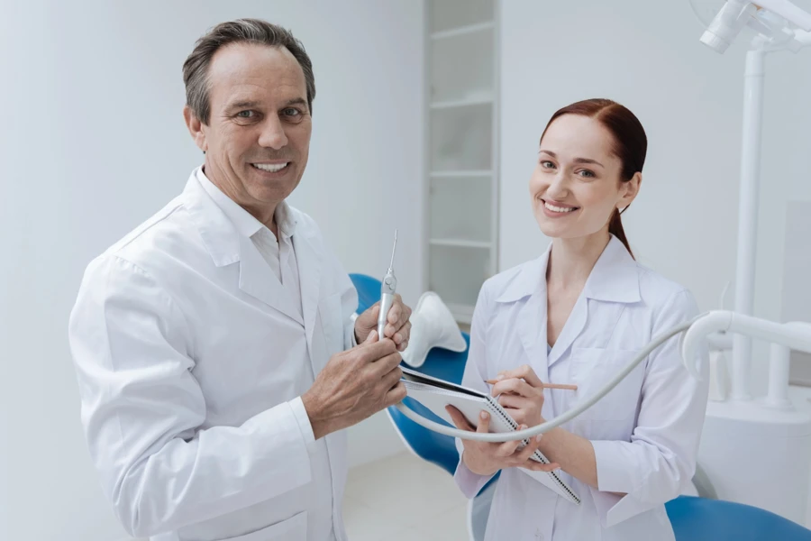 dentist-team-clinic-equipment