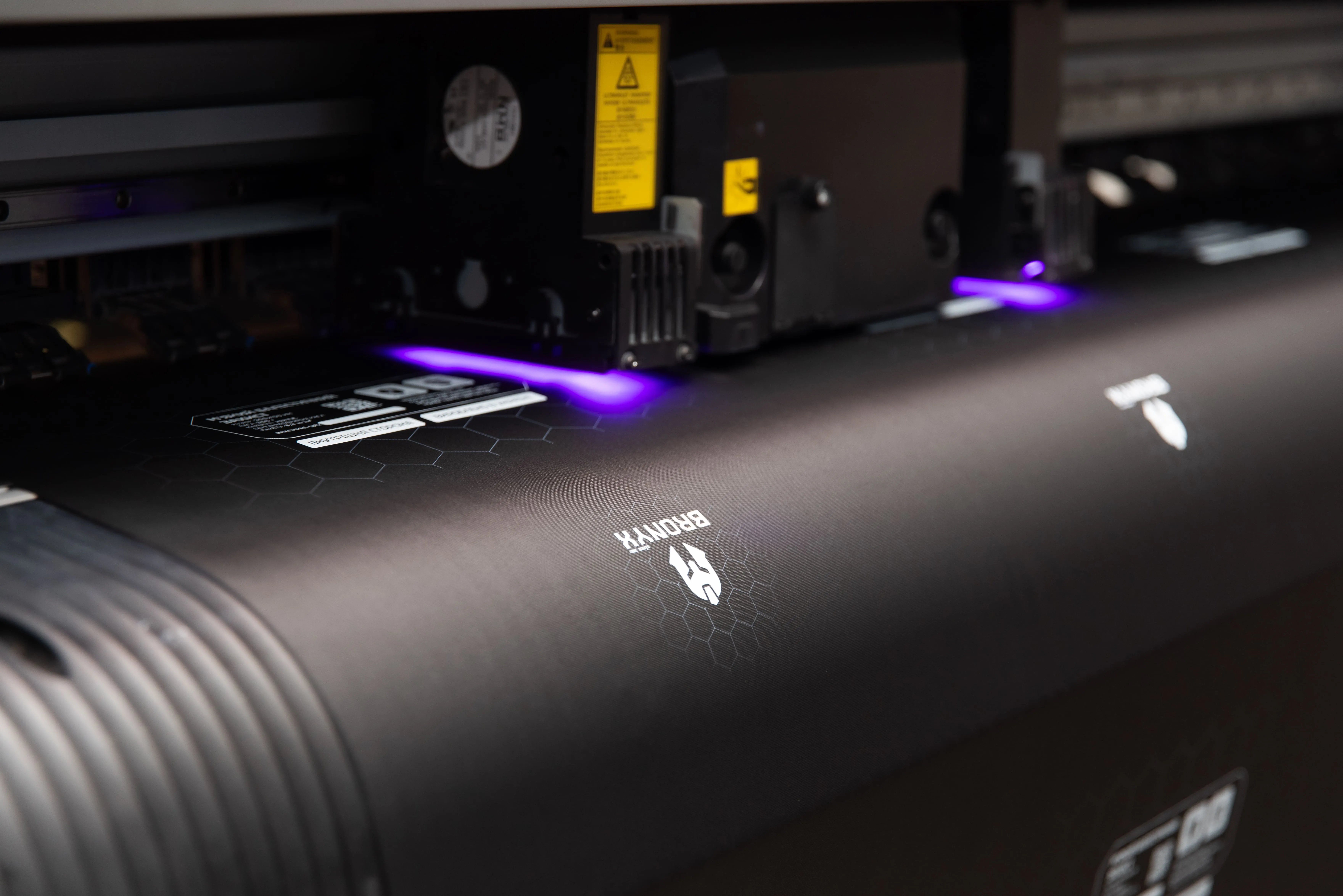 Друк інформаційного блоку з характеристиками бронеплити на тканині та її лазерна порізка