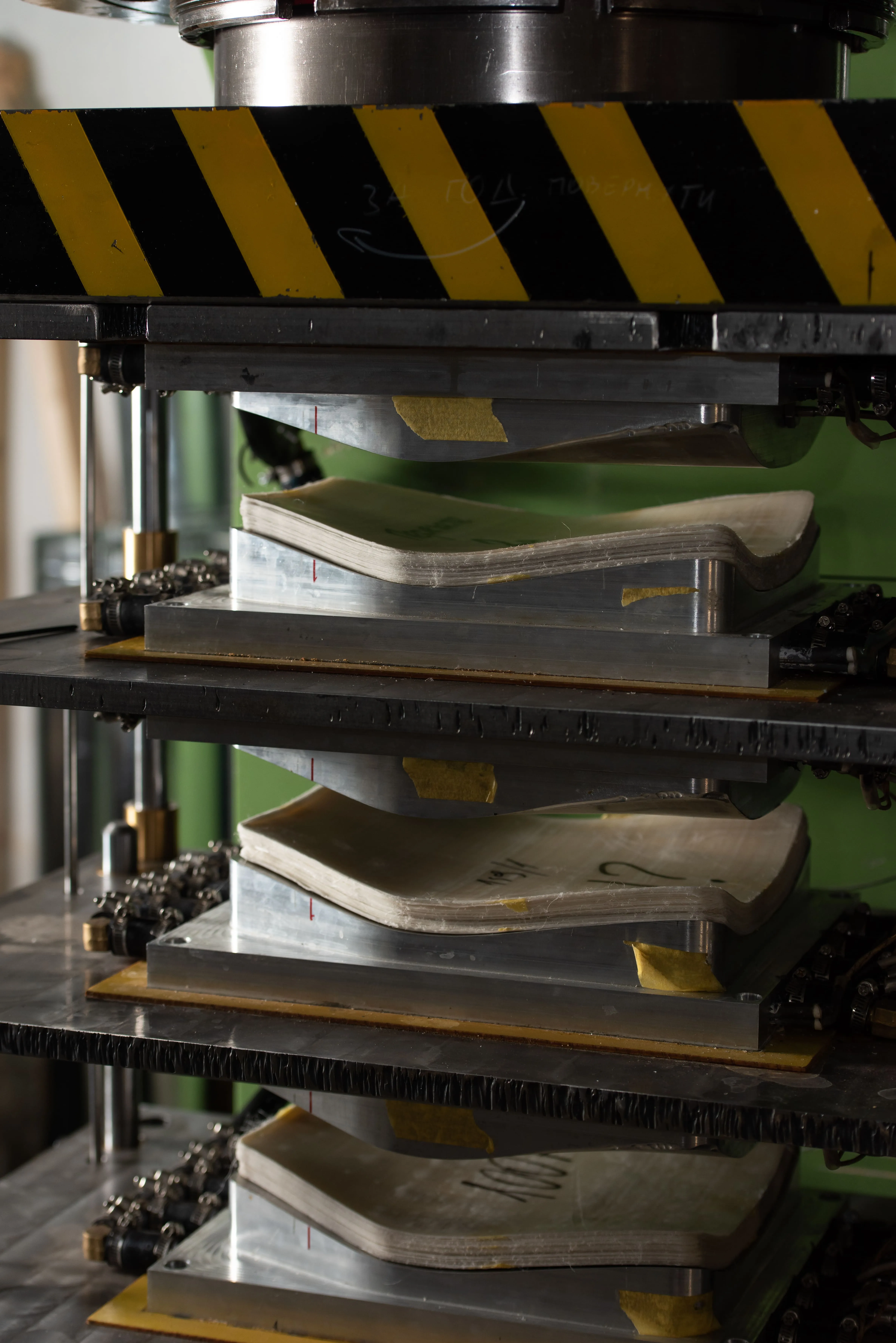 Пресування пакету з UHMWPE під високим тиском для отримання максимальної міцності бронеплити