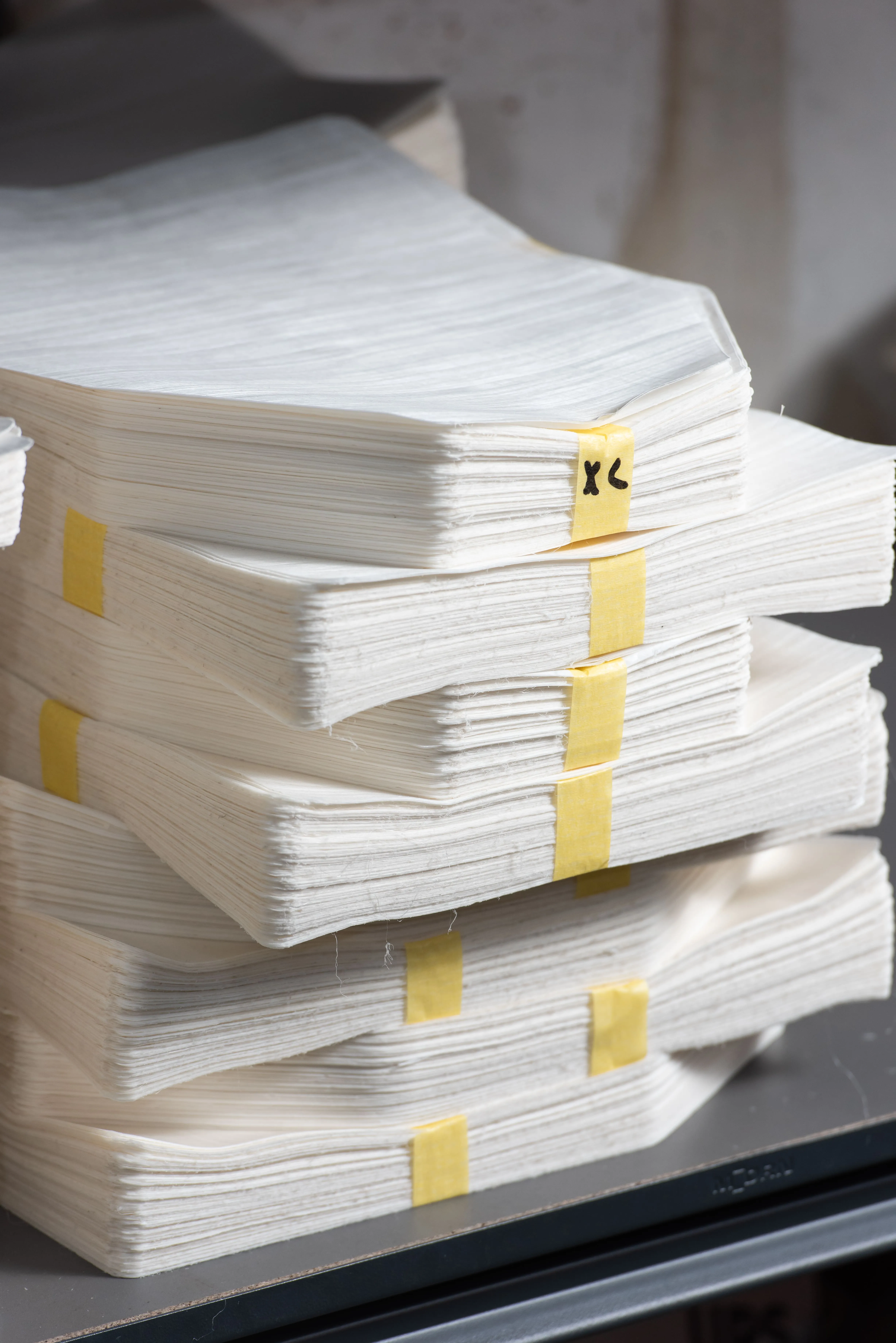 Складання шарів UHMWPE у потрібну кількість для формування основи бронеплити BRONYX