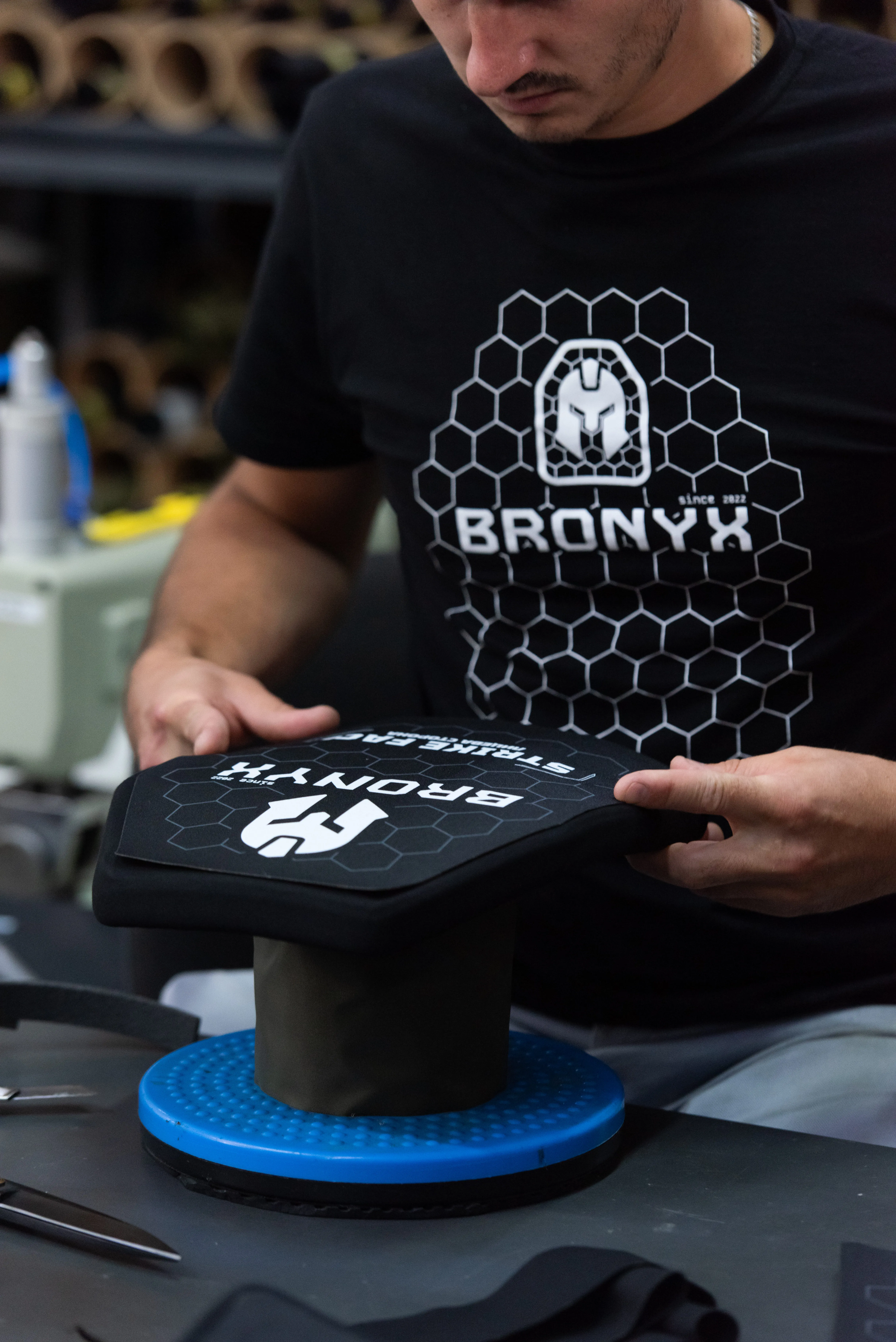 Фінальний етап — обклейка бронеплити захисною тканиною для підвищення зносостійкості й герметичності