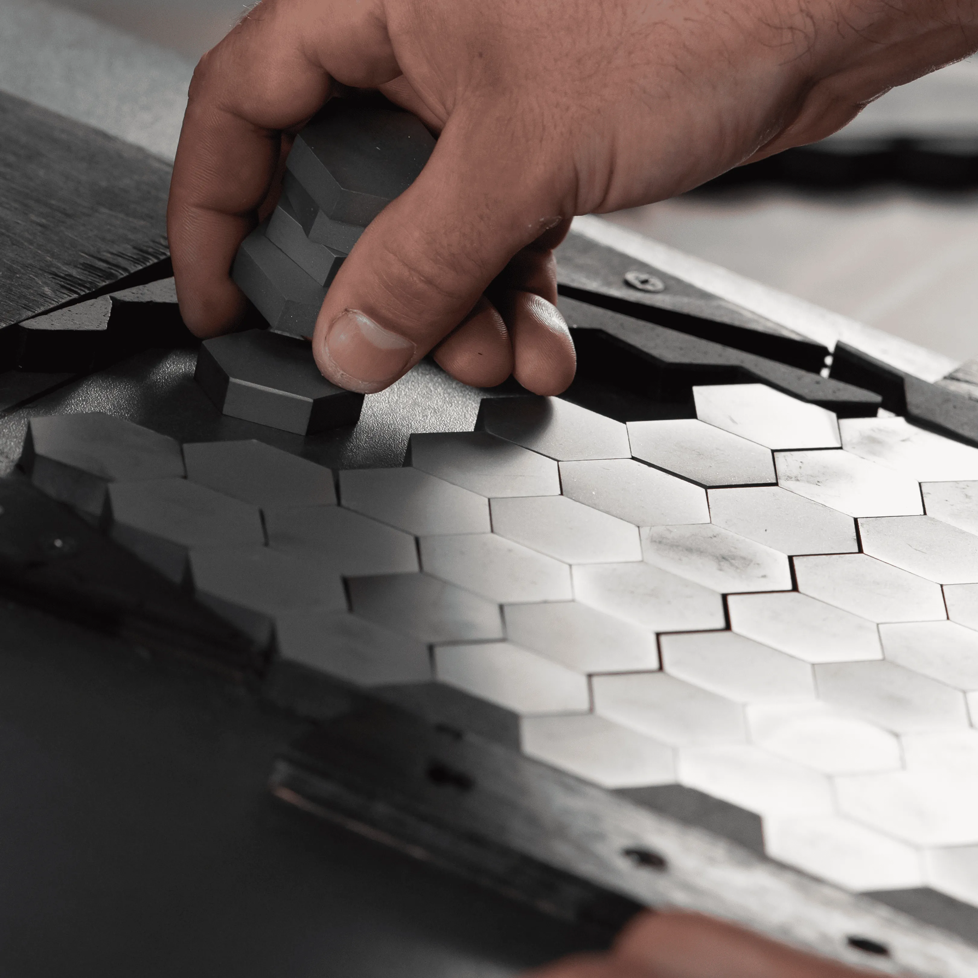 Викладання керамічного шару з SiC або Al₂O₃ на поверхню бронеплити для підвищення рівня балістичного захистуВикладання керамічного шару з SiC або Al₂O₃ на поверхню бронеплити для підвищення рівня балістичного захисту