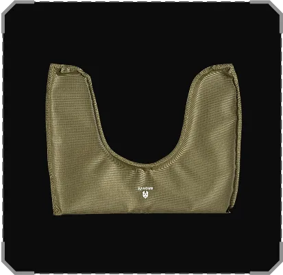 Зелена тактична підсумка або чохол зі спеціальним отвором посередині на чорному фоні.