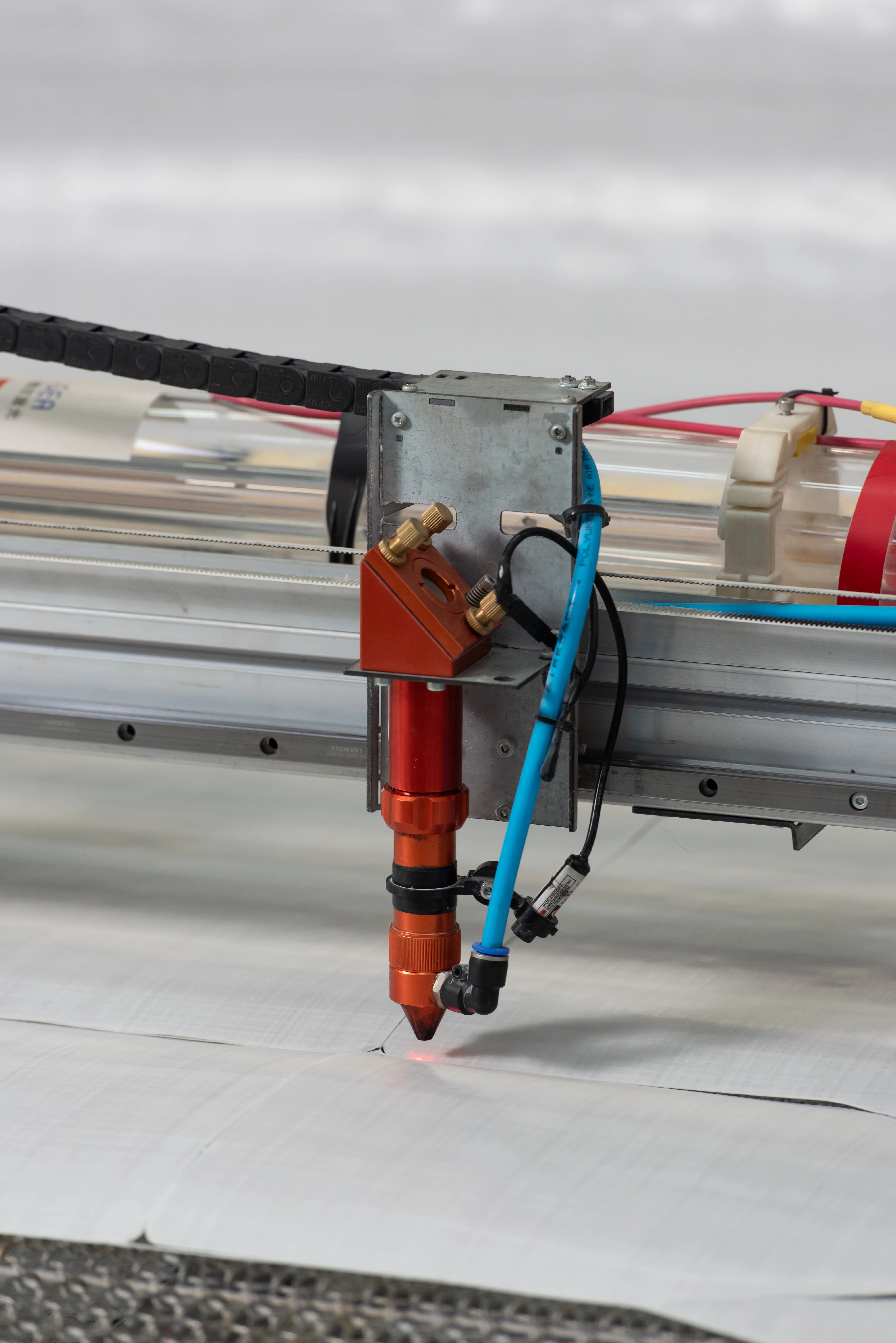 Лазерна порізка UHMWPE під час виробництва бронеплит BRONYX