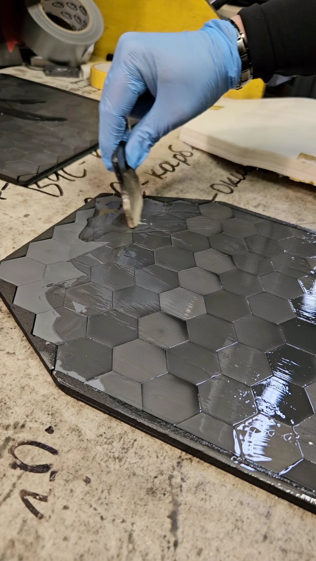 Пресування пакету з UHMWPE під високим тиском для отримання максимальної міцності бронеплити