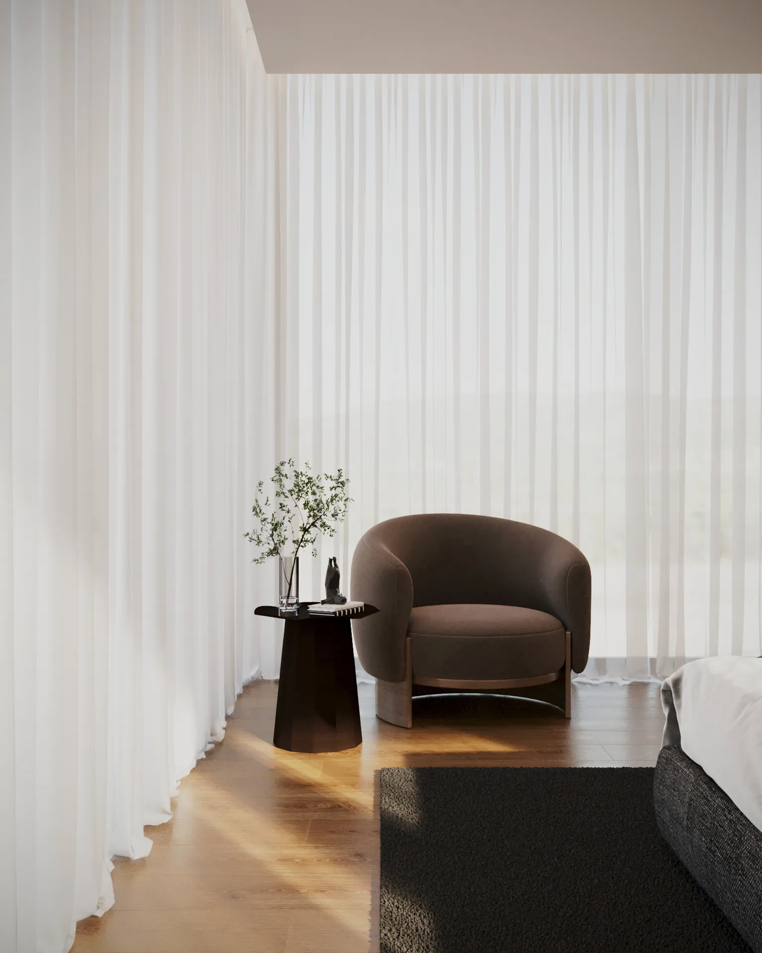 Cadeira marrom arredondada ao lado de uma mesa preta com vaso de plantas em um quarto iluminado por jas brancas translúcidas.