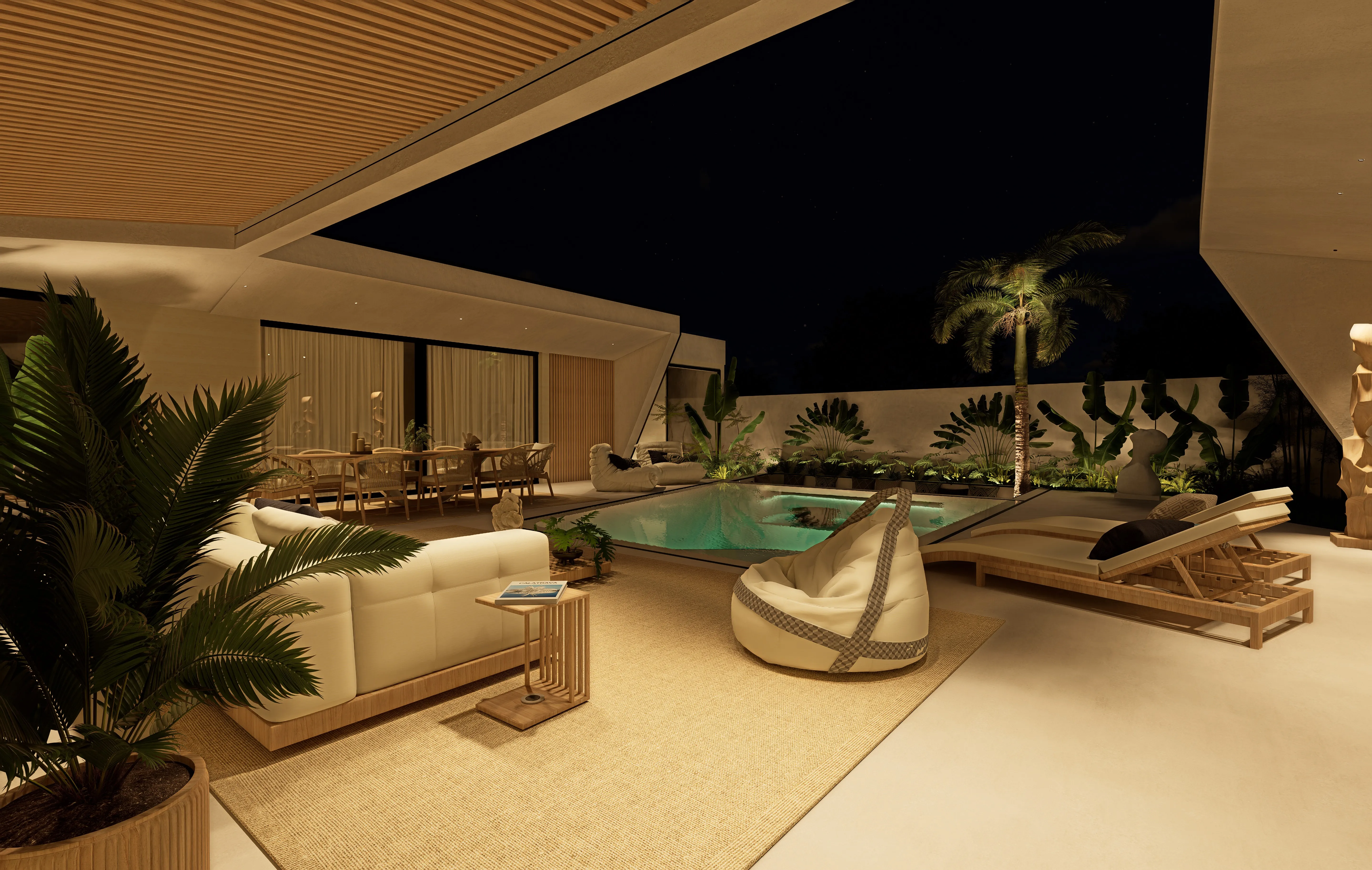 Área externa noturna com sofás claros, pufes, espreguiçadeiras de madeira ao redor de piscina iluminada e plantas decorativas.