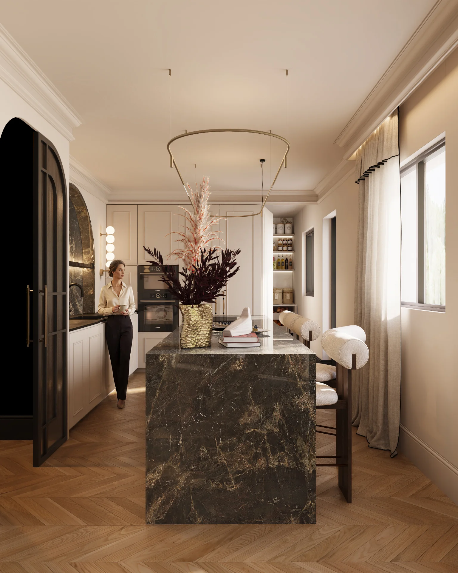 Cozinha moderna com ilha central em mármore escuro, vaso com folhagens secas, bancos estofados claros, armários brancos e mulher olhando pela janela.