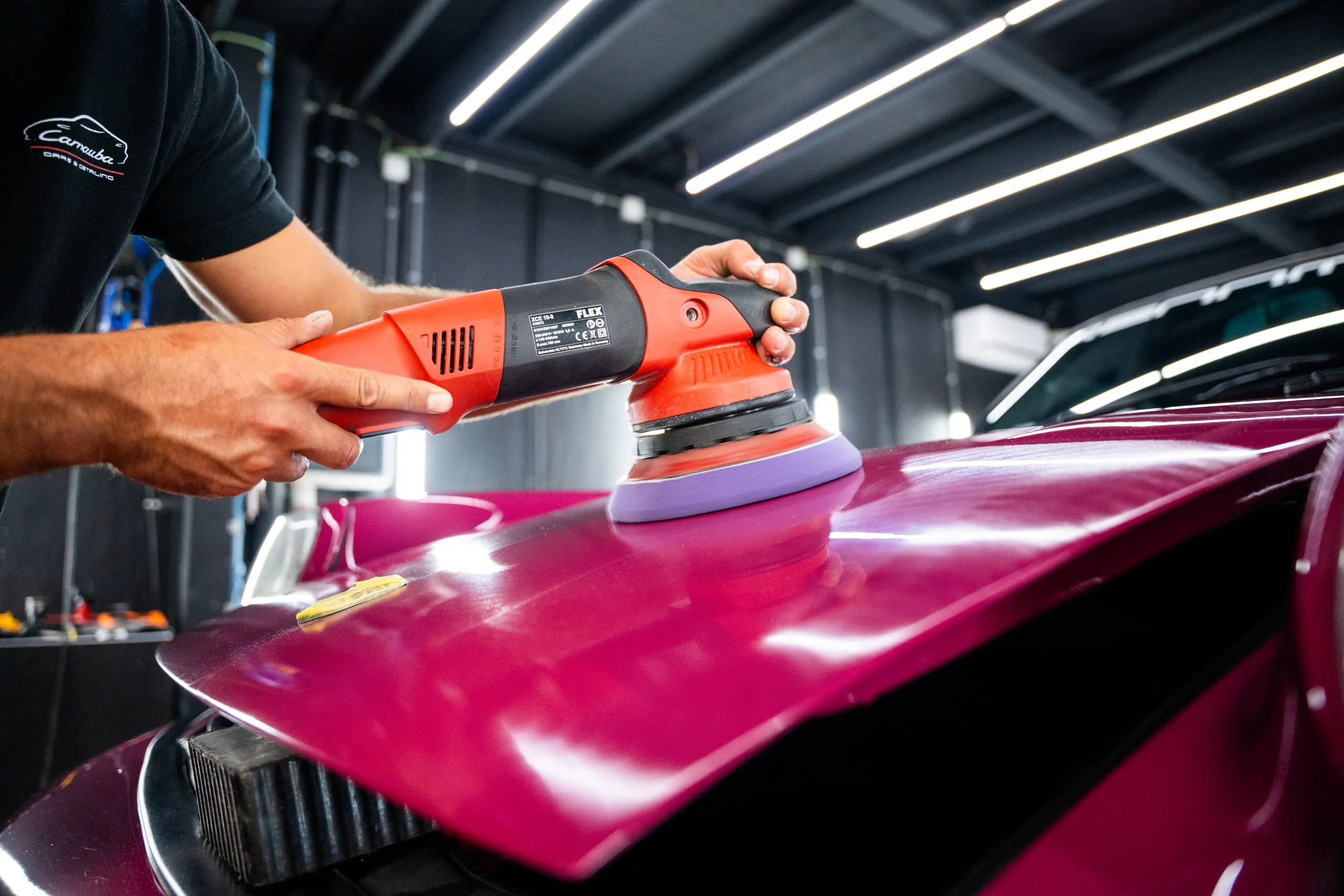 Polijsten bij Carnauba: close-up van de polijstpad op de lak van een Porsche 964